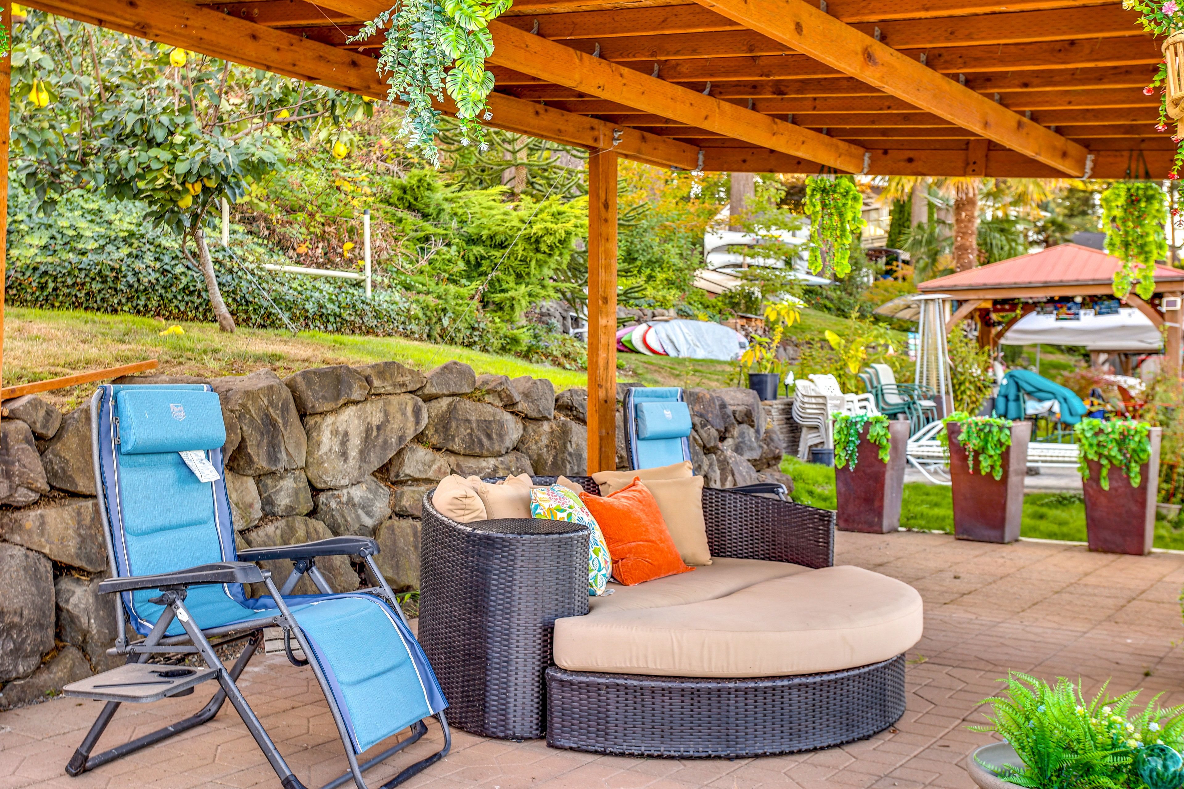 Lakeside Seating & Fire Pit