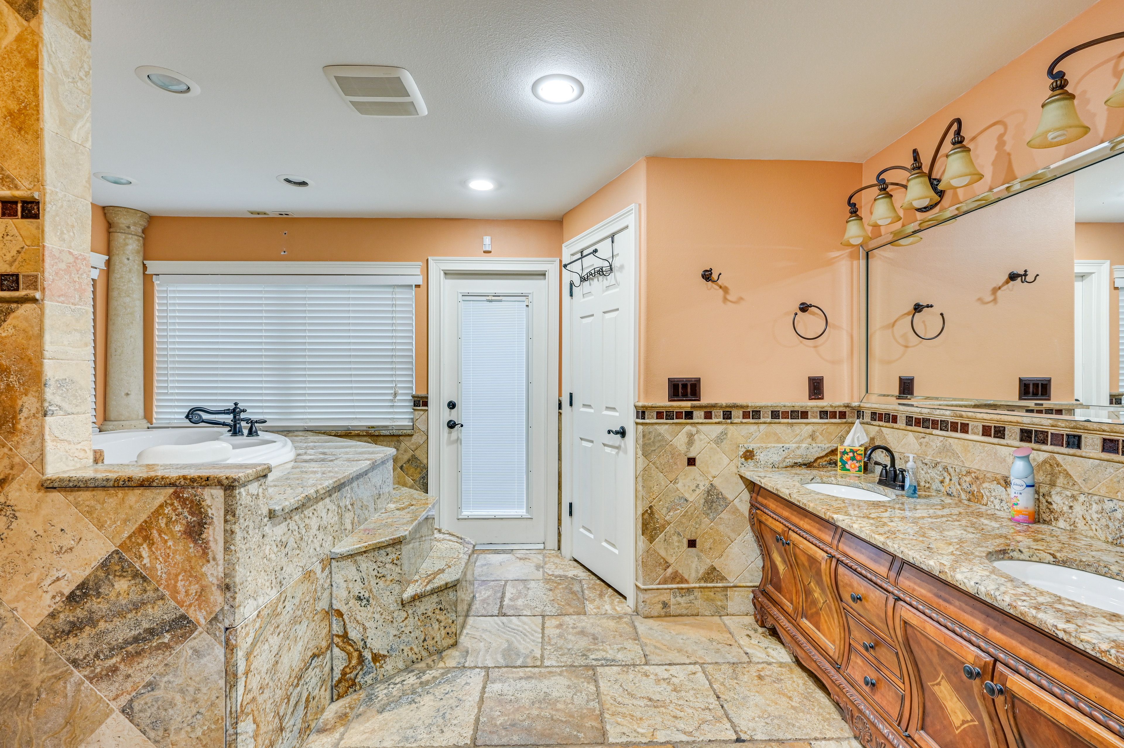 En-Suite Bathroom | 1st Floor | Jetted Tub | Towels Provided
