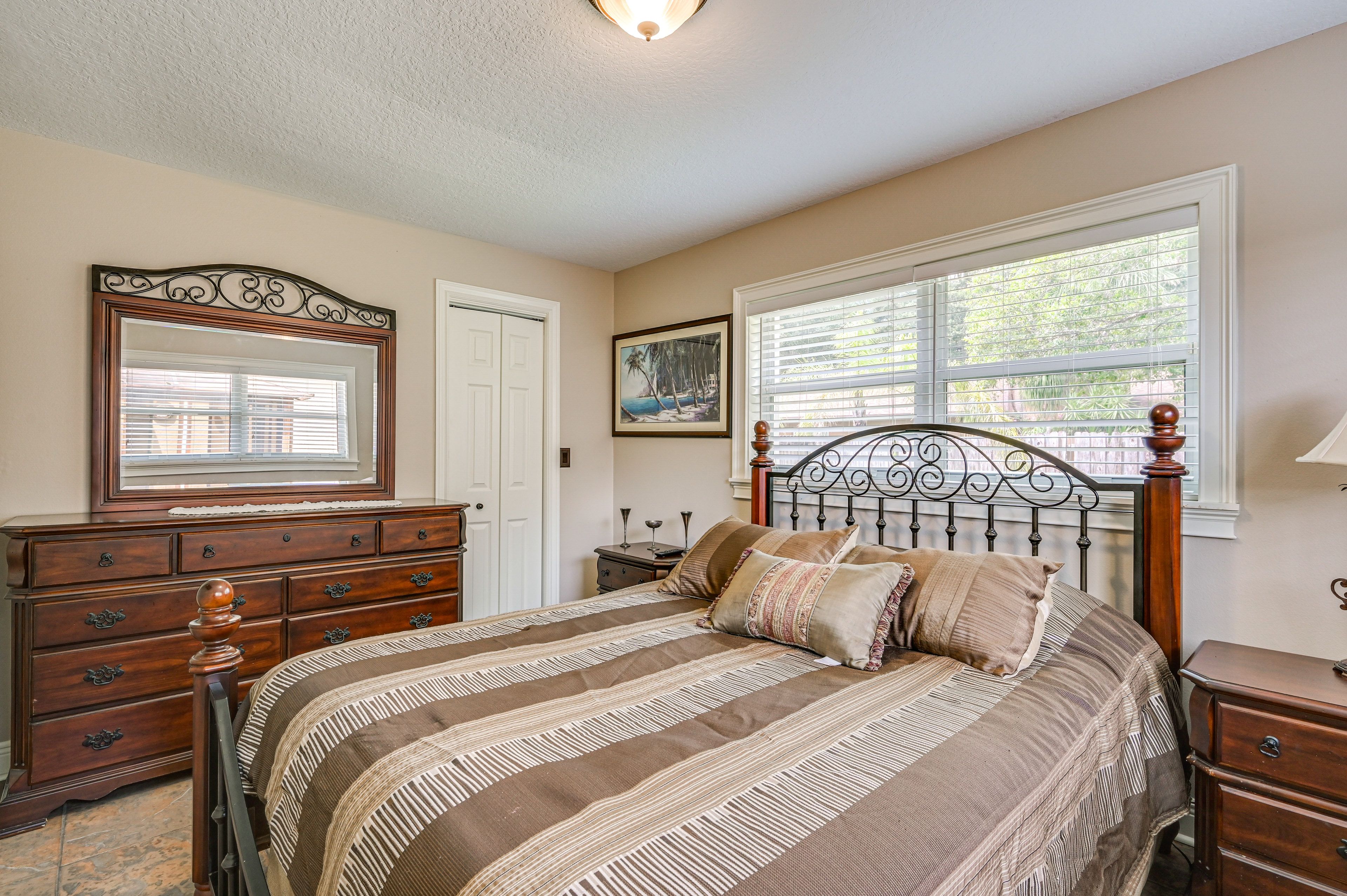 Bedroom 2 | 1st Floor | Queen Bed | Flat-Screen TV w/ Cable