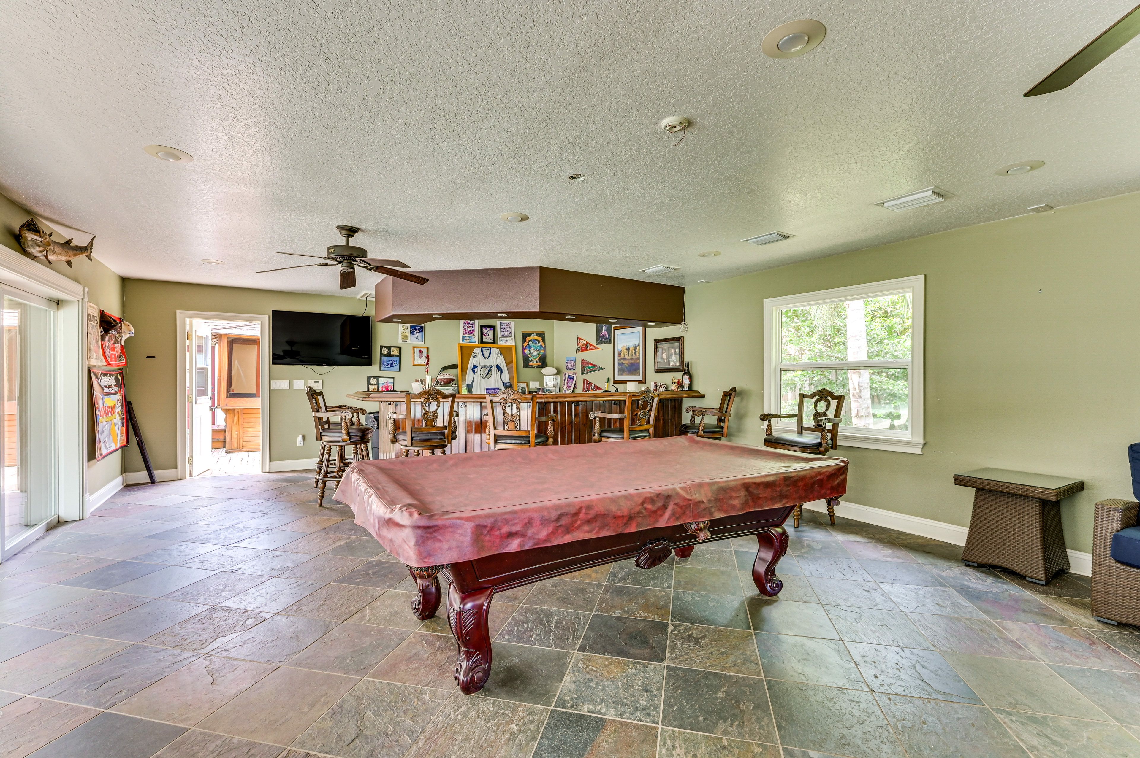 Detached Game Room | Wet Bar | Karaoke Machine | Pool Table