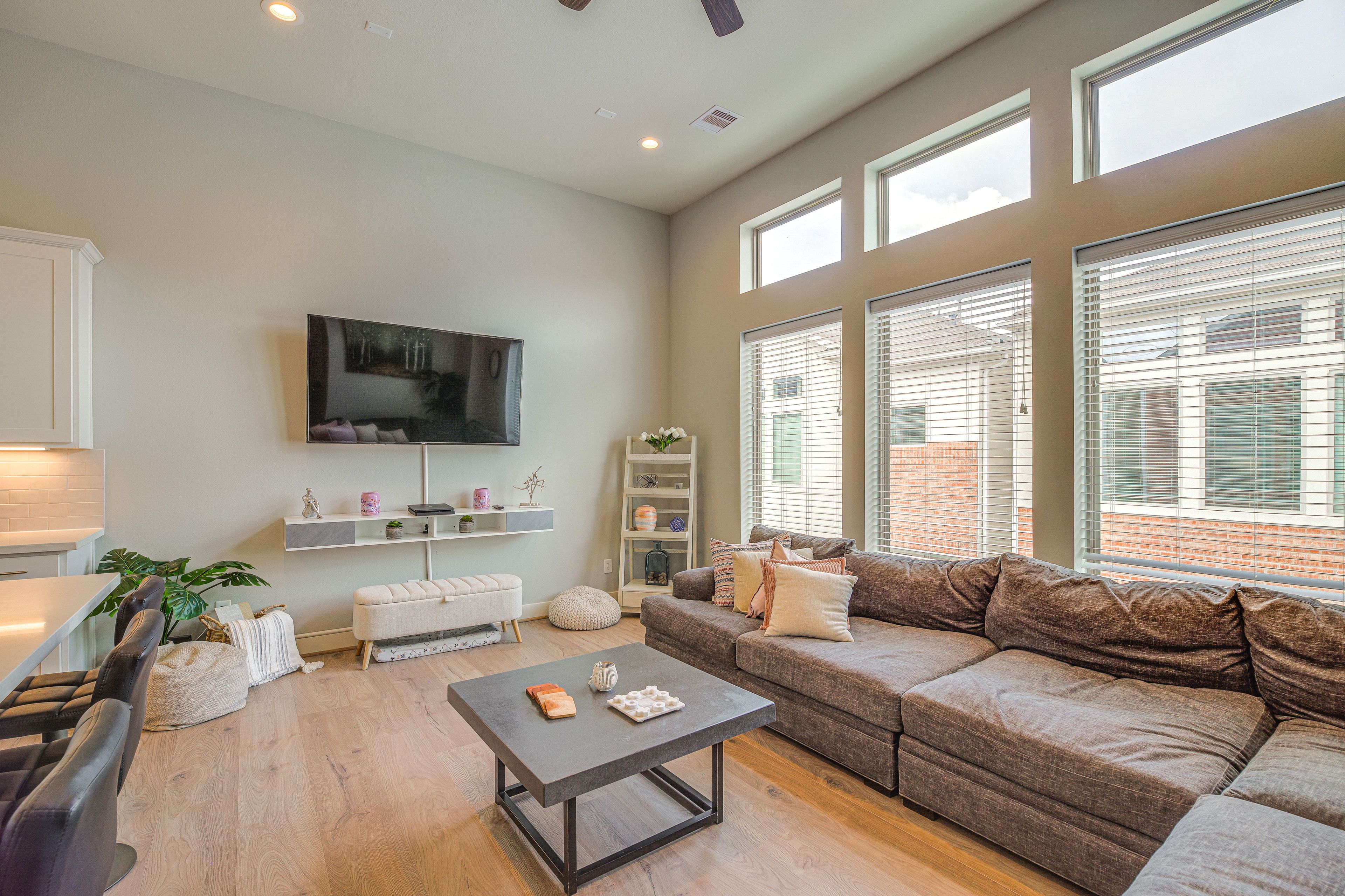 Living Room | PlayStation 4 | Smart TV | Free WiFi