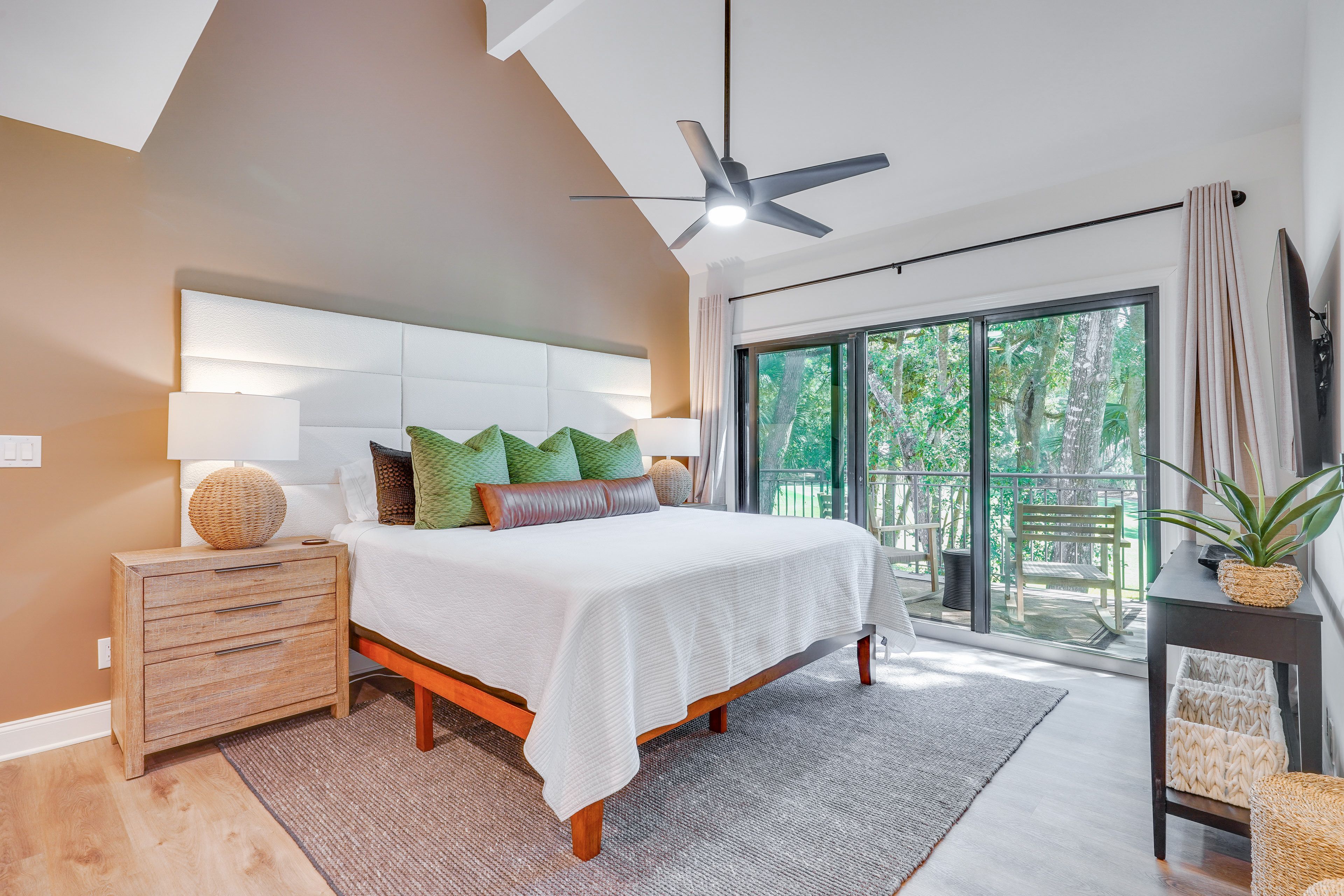 Bedroom | King Bed | Twin Daybed | Linens & Towels Provided