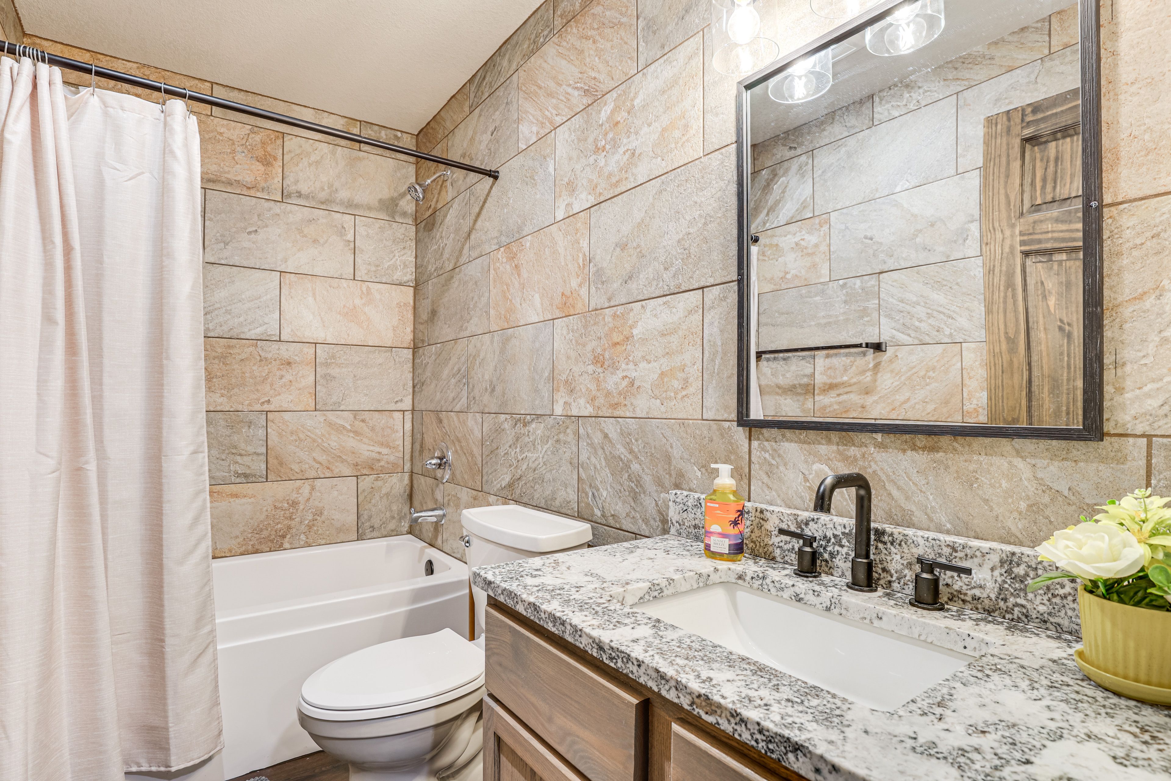 Full Bathroom | Main Level | Complimentary Toiletries