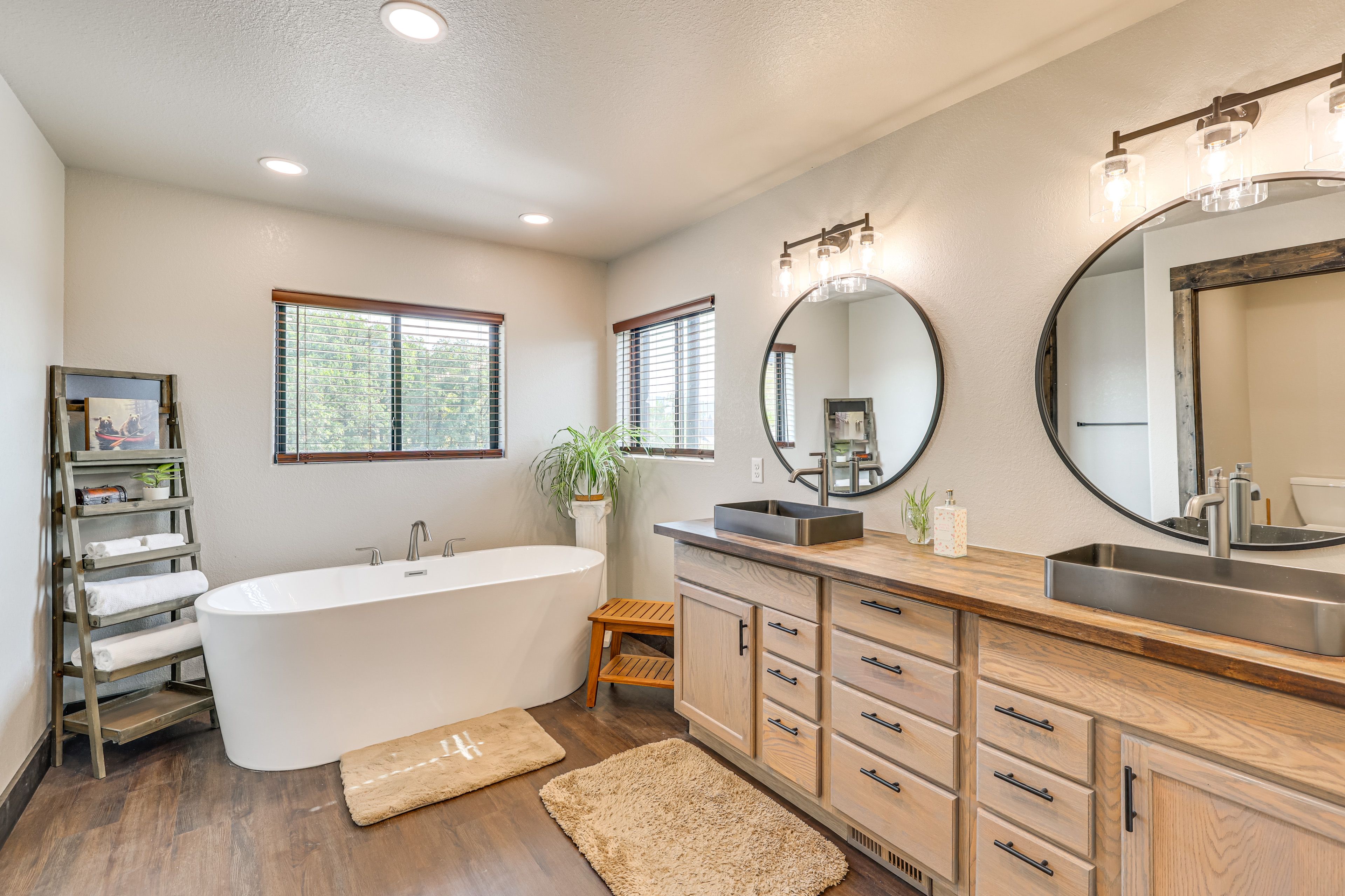 En-Suite Bathroom | Main Level | Towels Provided