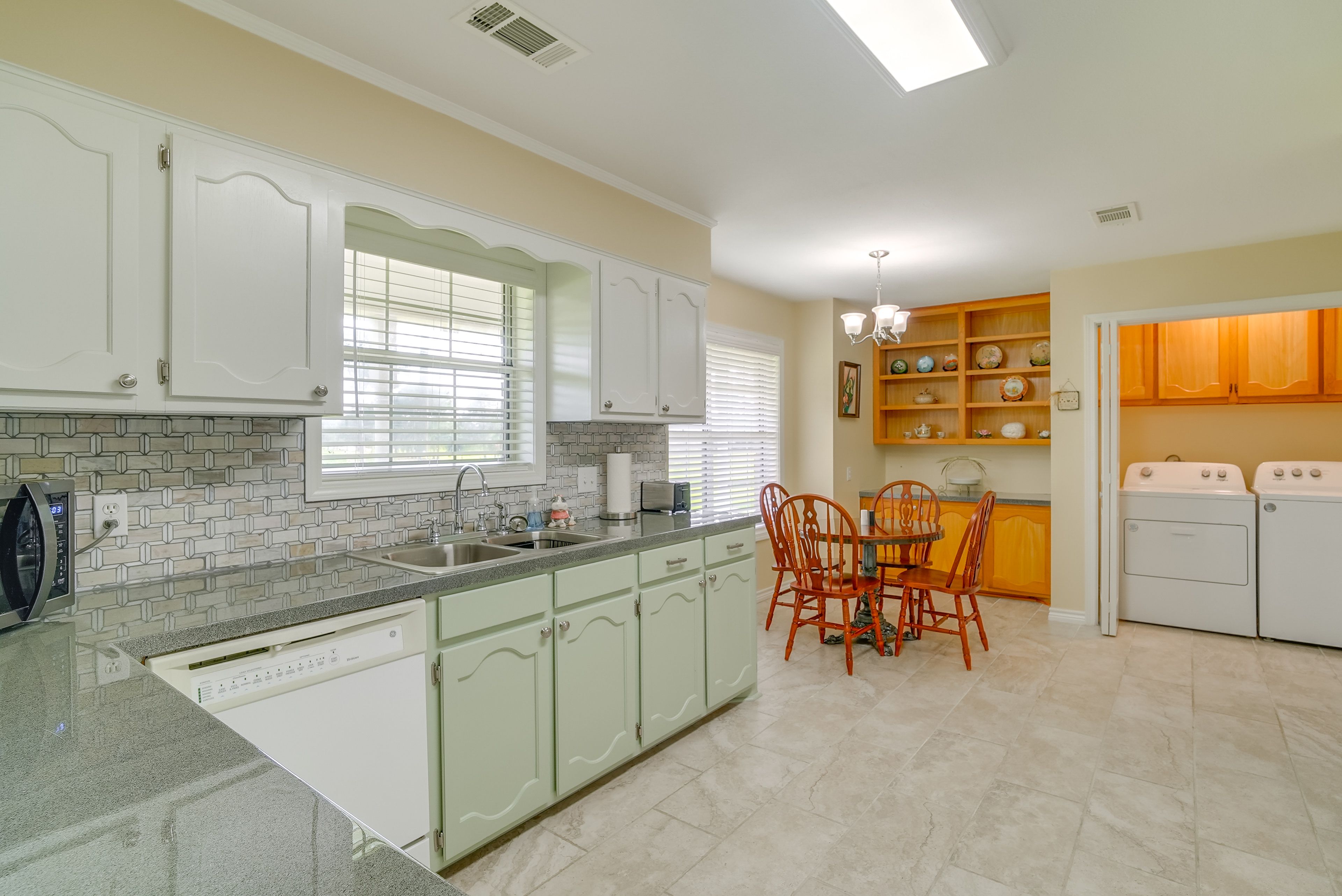 Laundry Closet | Washer & Dryer