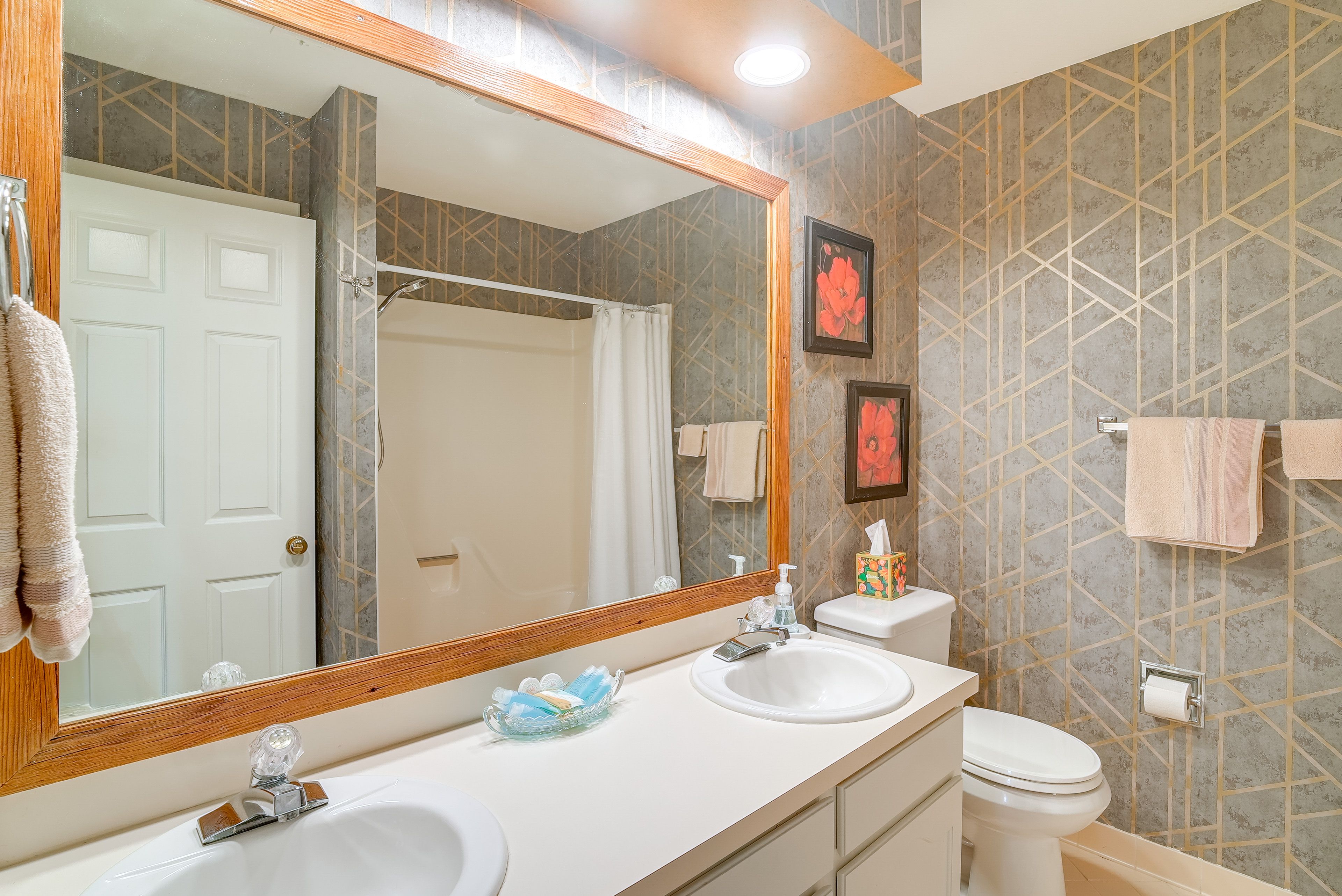 En-Suite Bathroom | Towels Provided