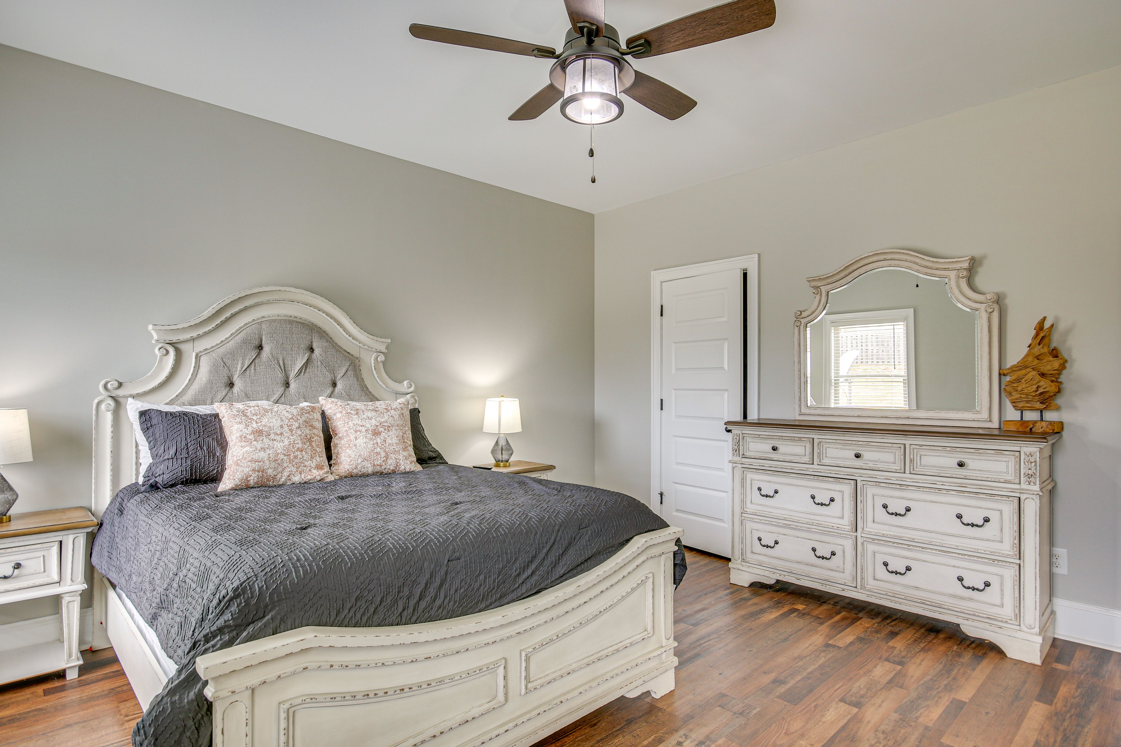 Bedroom 1 | Queen Bed | 1st Floor | En-Suite Bathroom
