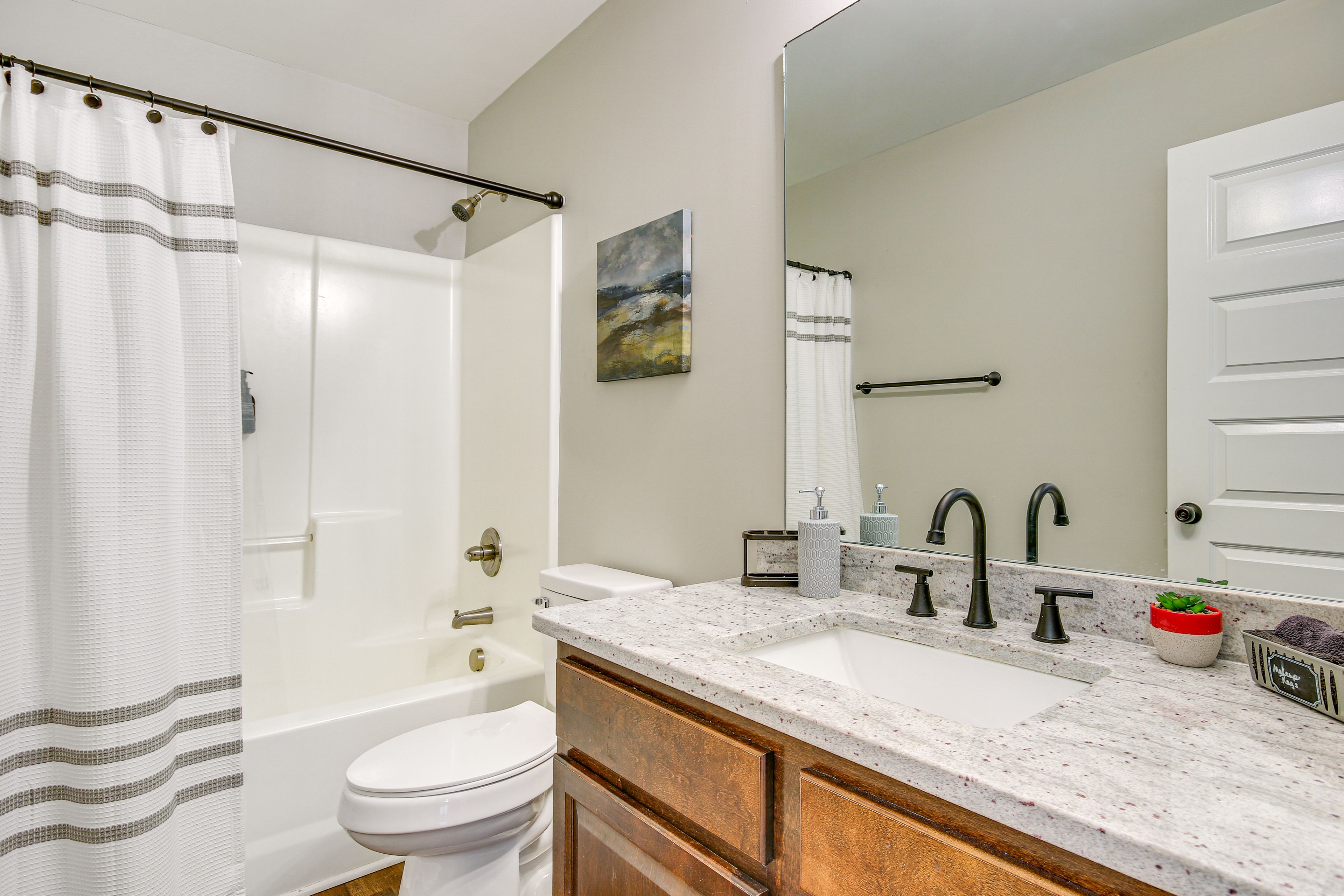 Full Bathroom | 2nd Floor