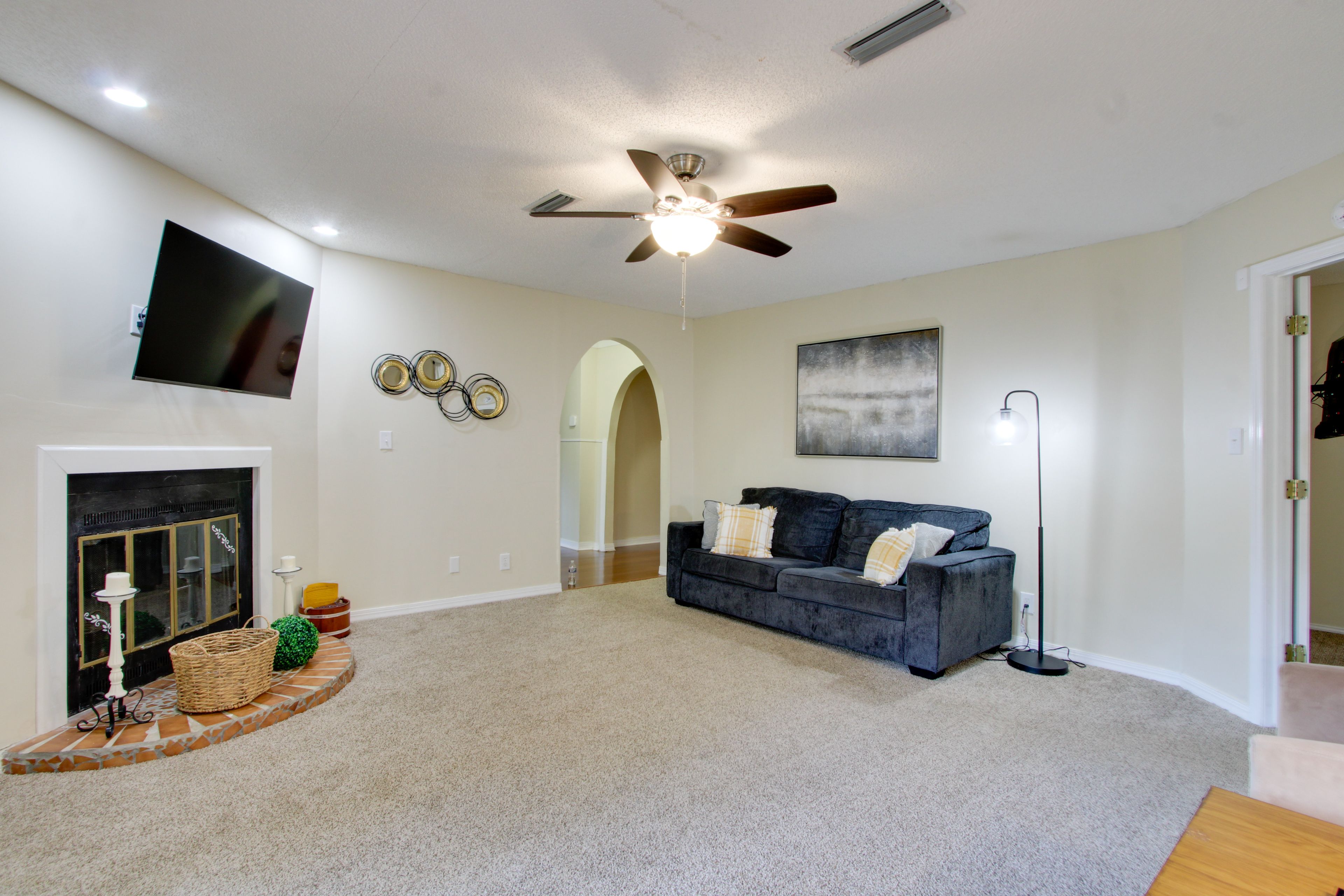 Living Room | Full Sleeper Sofa | Smart TV w/ Cable & Netflix