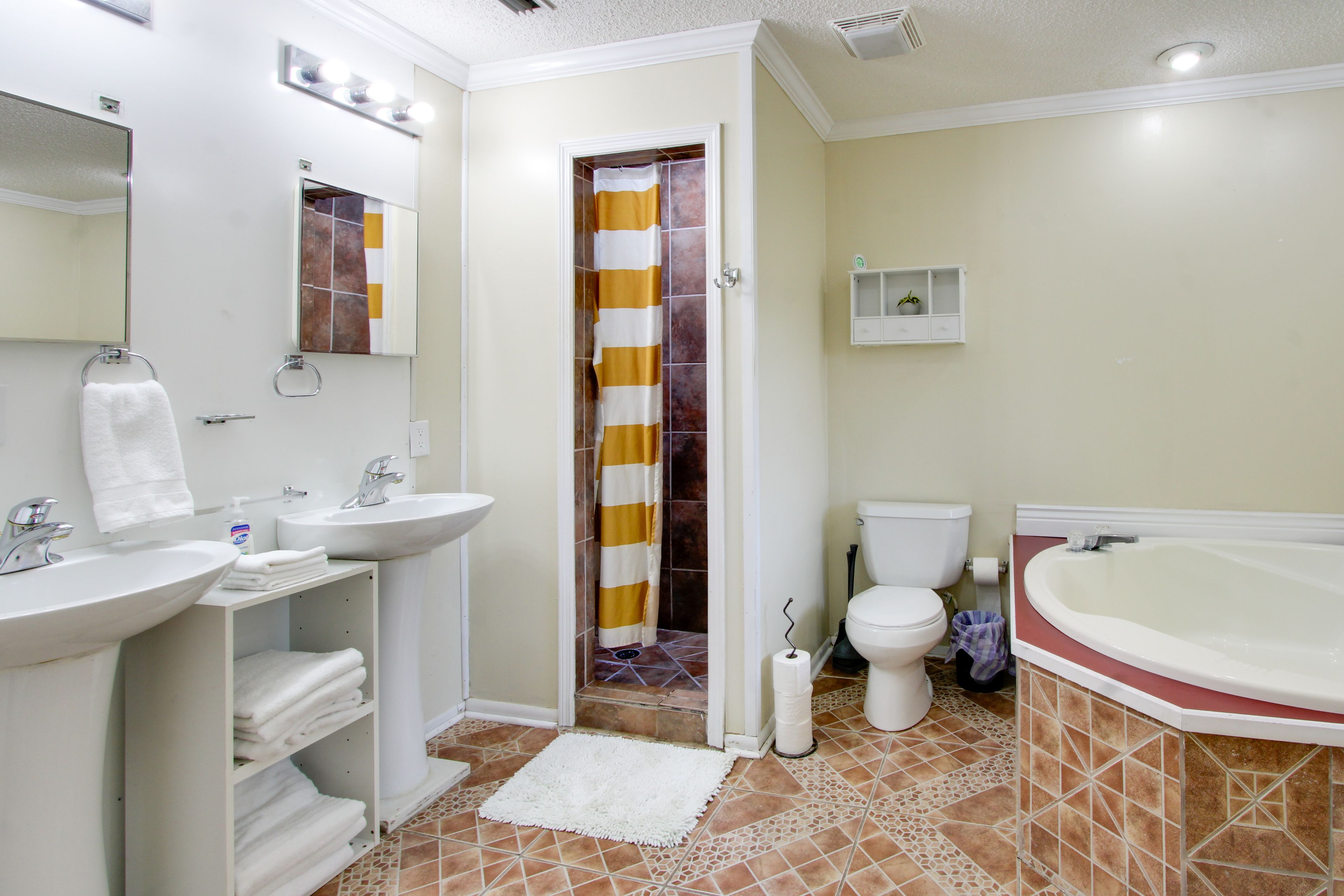 Full Bathroom | Towels Provided | Complimentary Toiletries