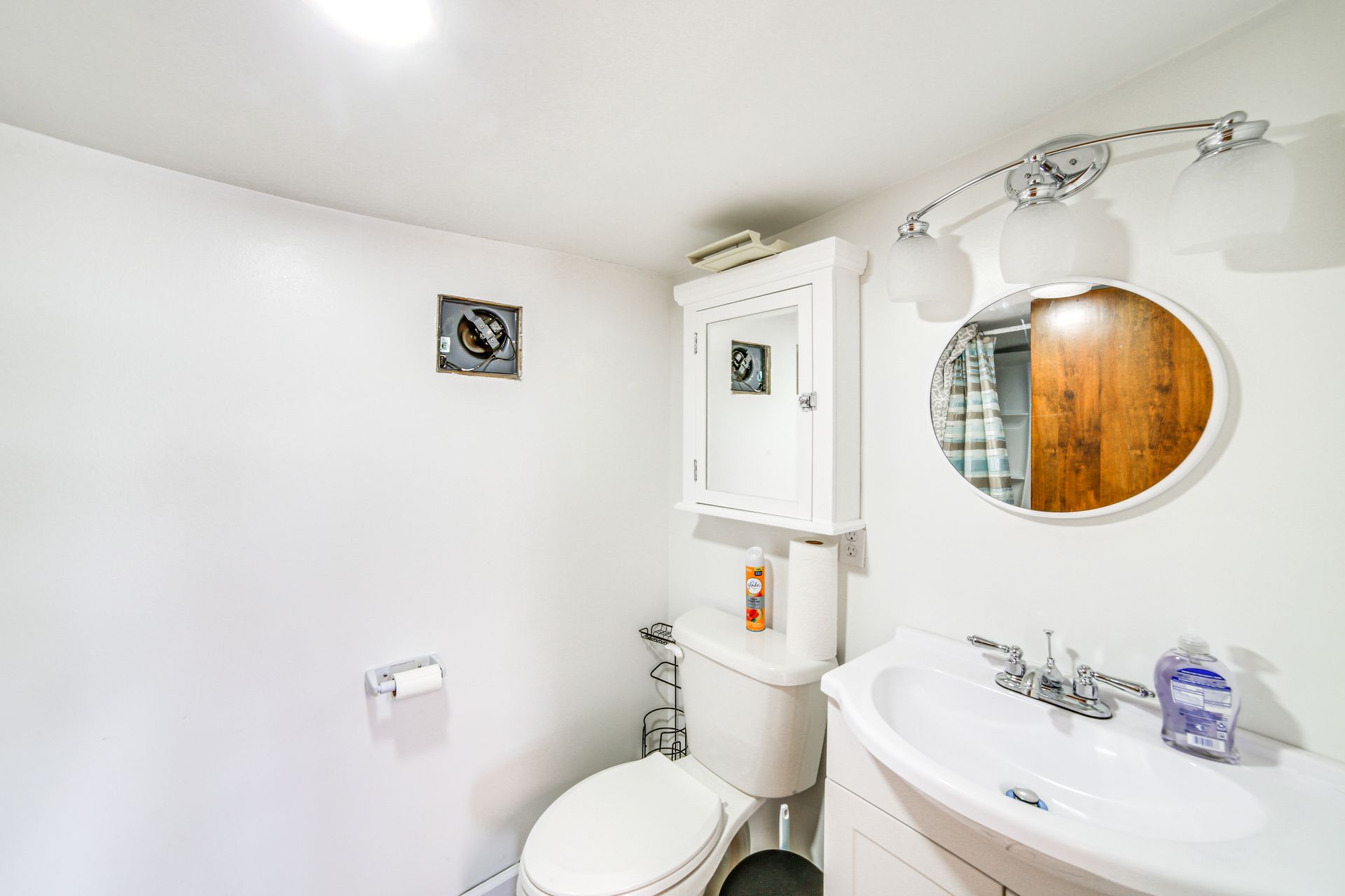 Full bathroom — towels provided