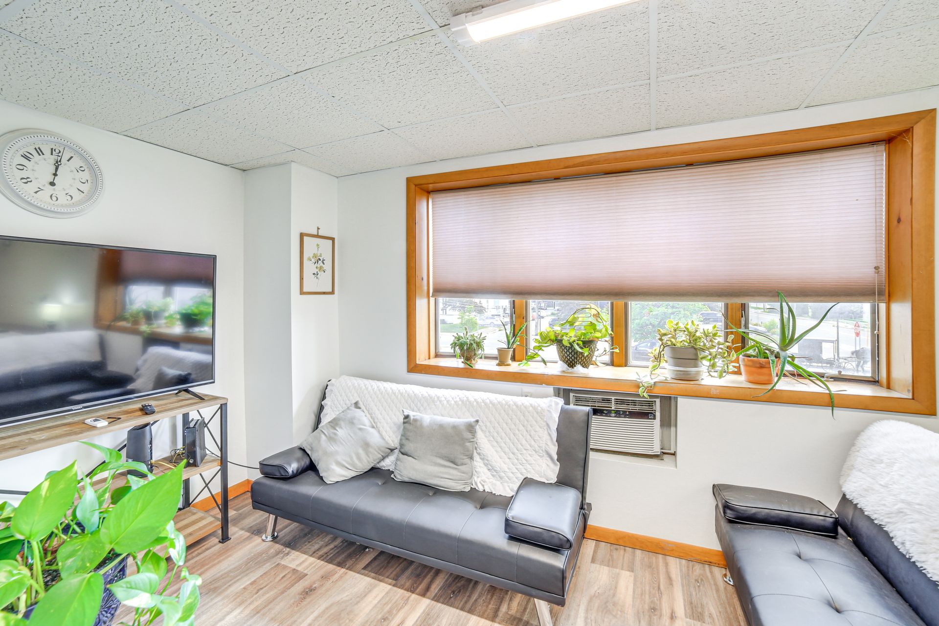 Living area — Smart TV, laptop workspace, free WiFi