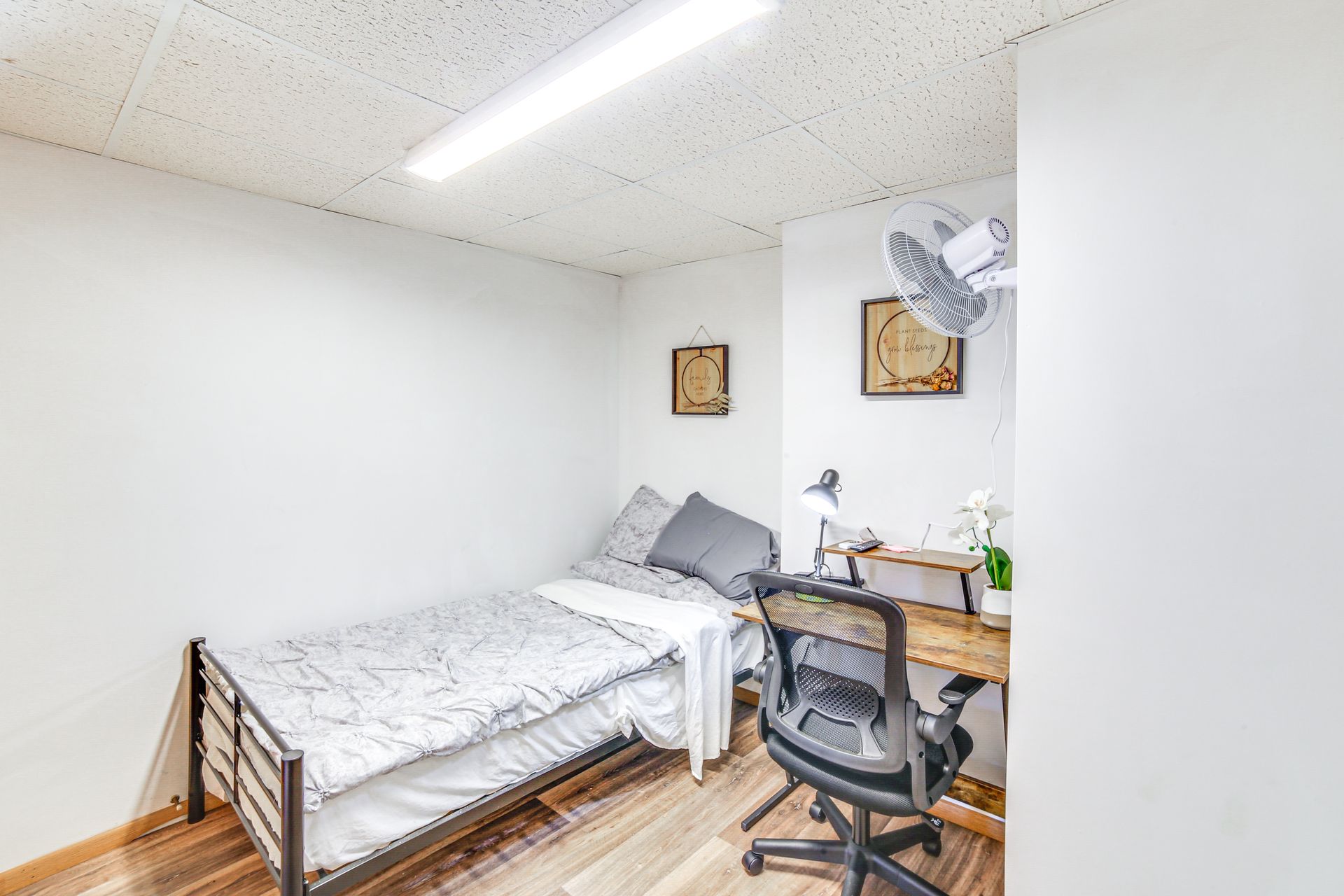 Studio — 2 twin beds, additional laptop workspaces, free WiFi