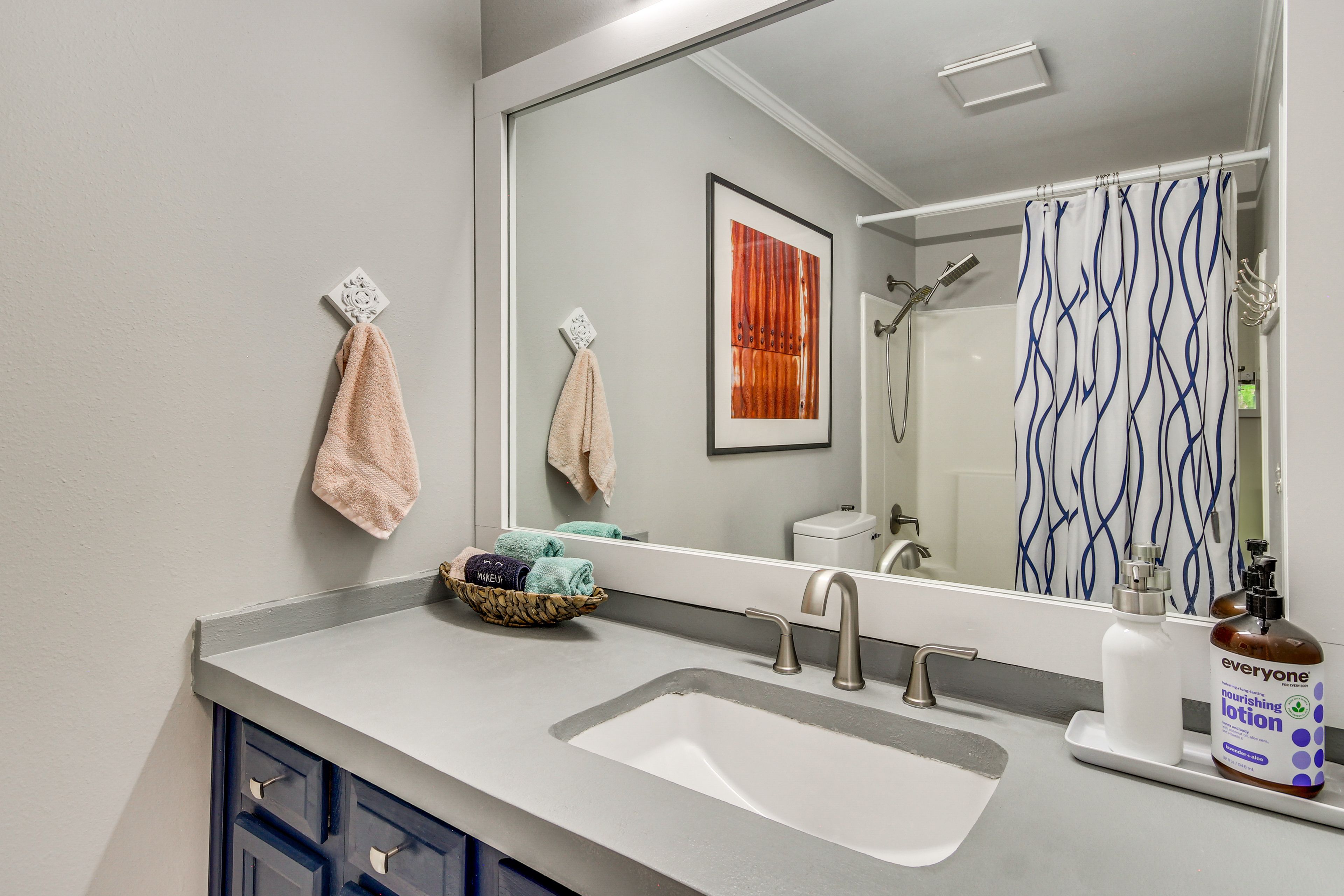 Full Bathroom | 1st Floor | Towels Provided | Complimentary Toiletries
