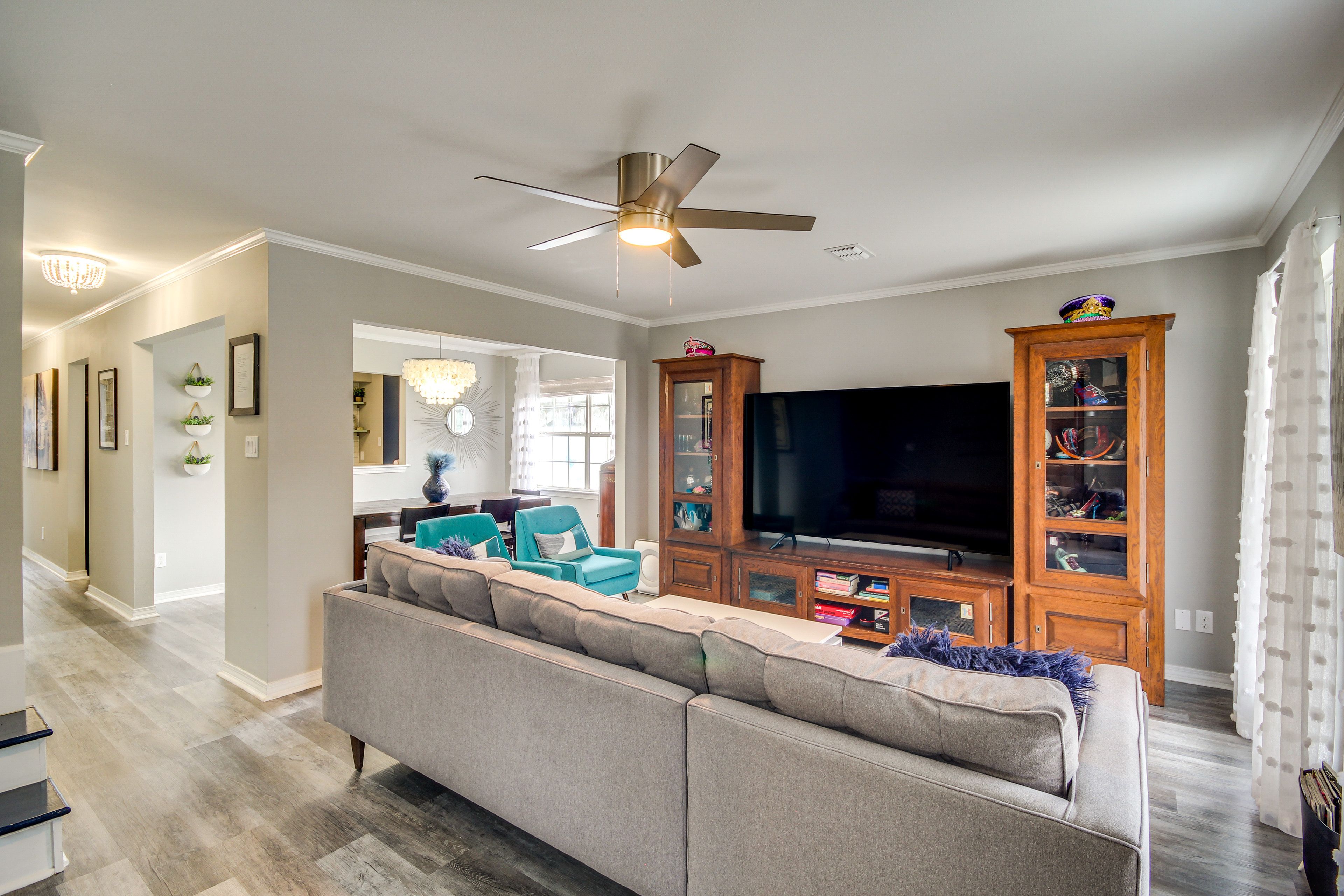 Living Room | 1st Floor | Smart TV | Board Games