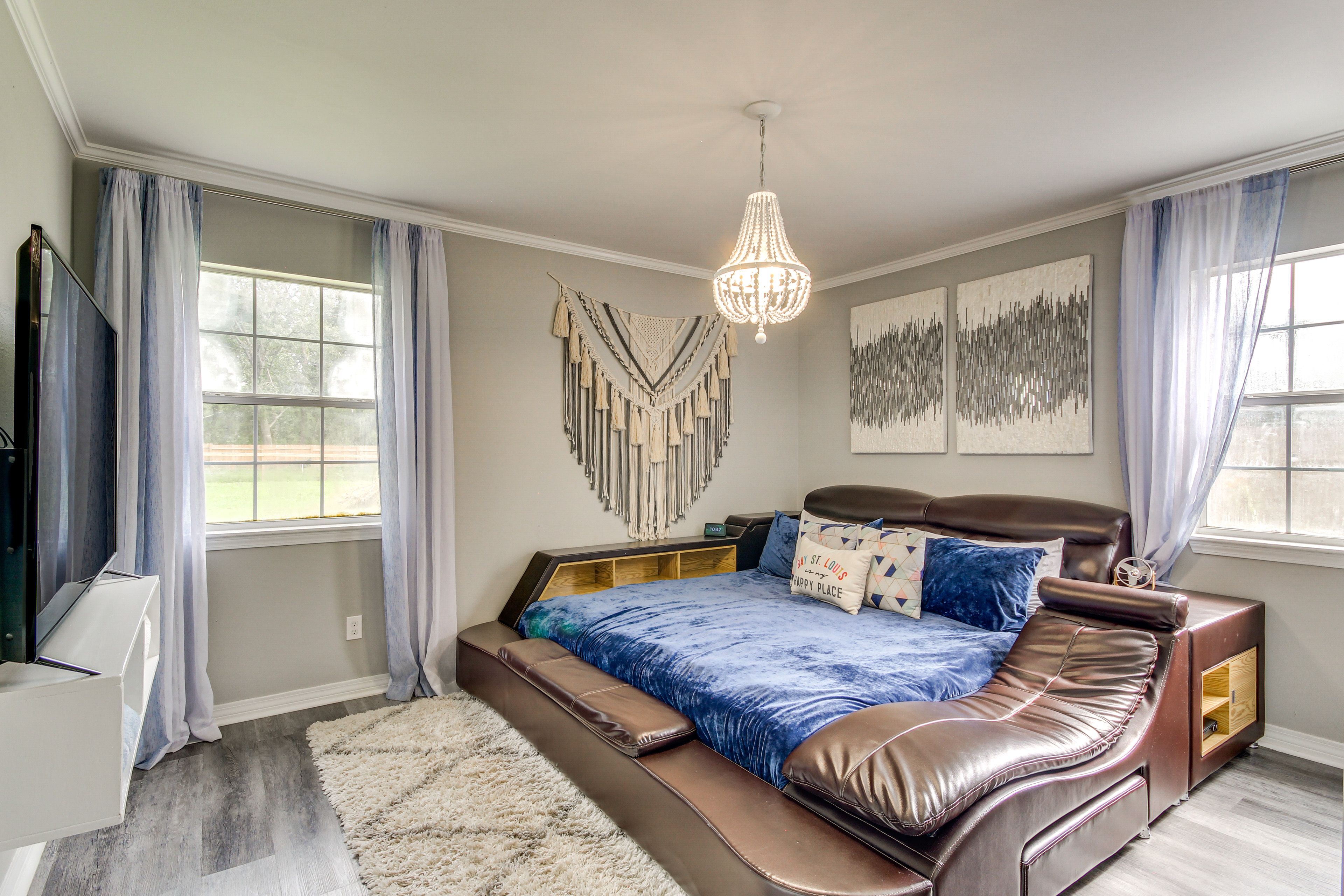 Bedroom 1 | King Bed | 1st Floor | Linens Provided | Desk | En-Suite