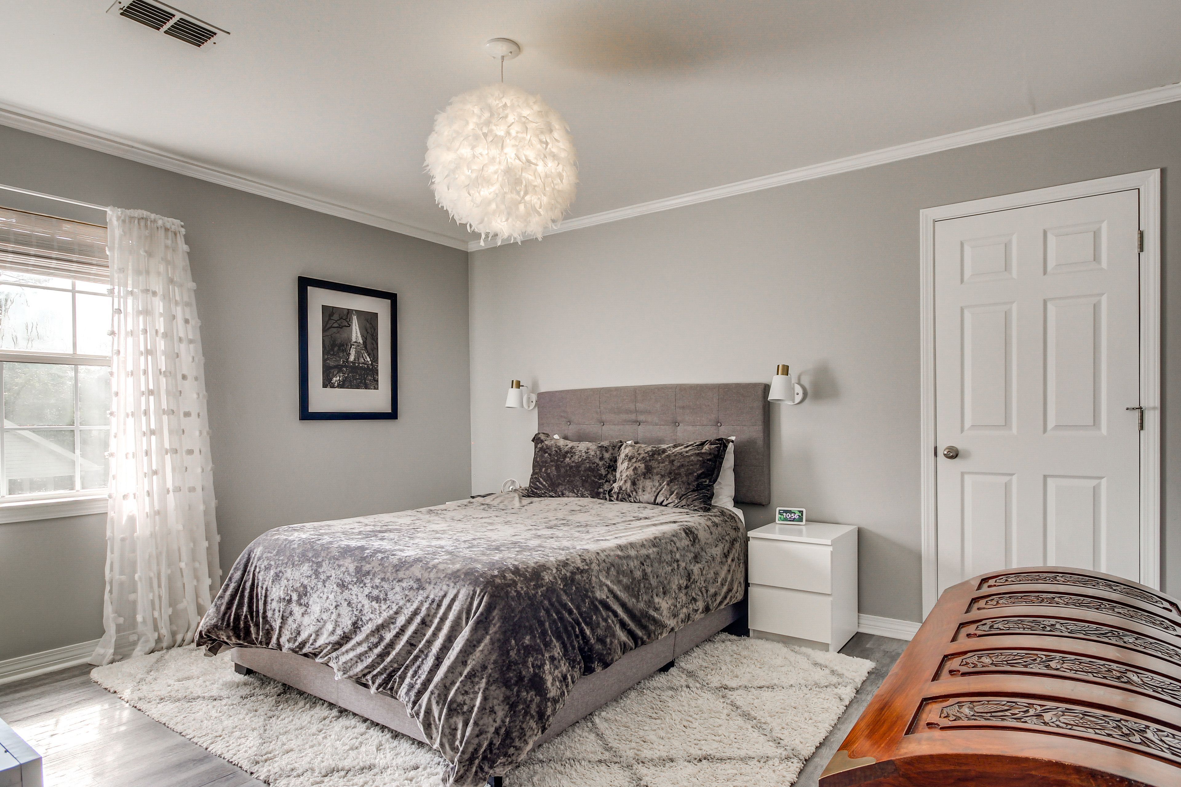 Bedroom 2 | Queen Bed | 2nd Floor | Hangers