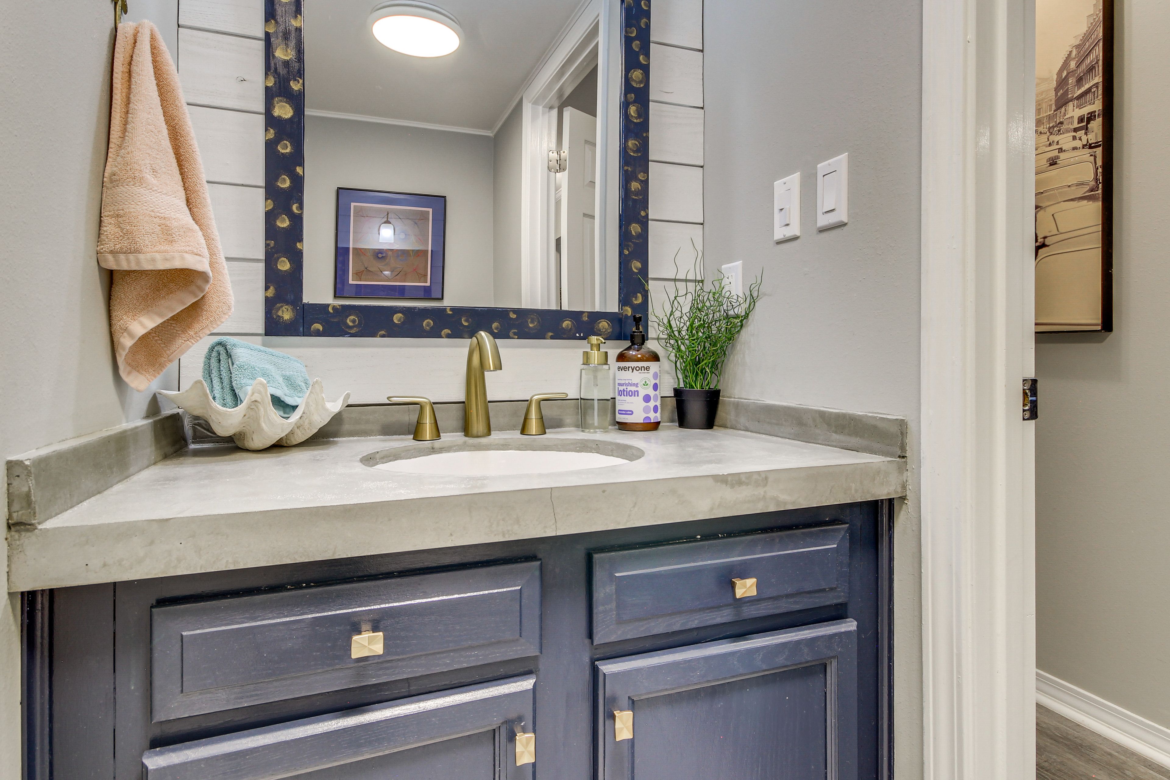Half Bathroom | 1st Floor