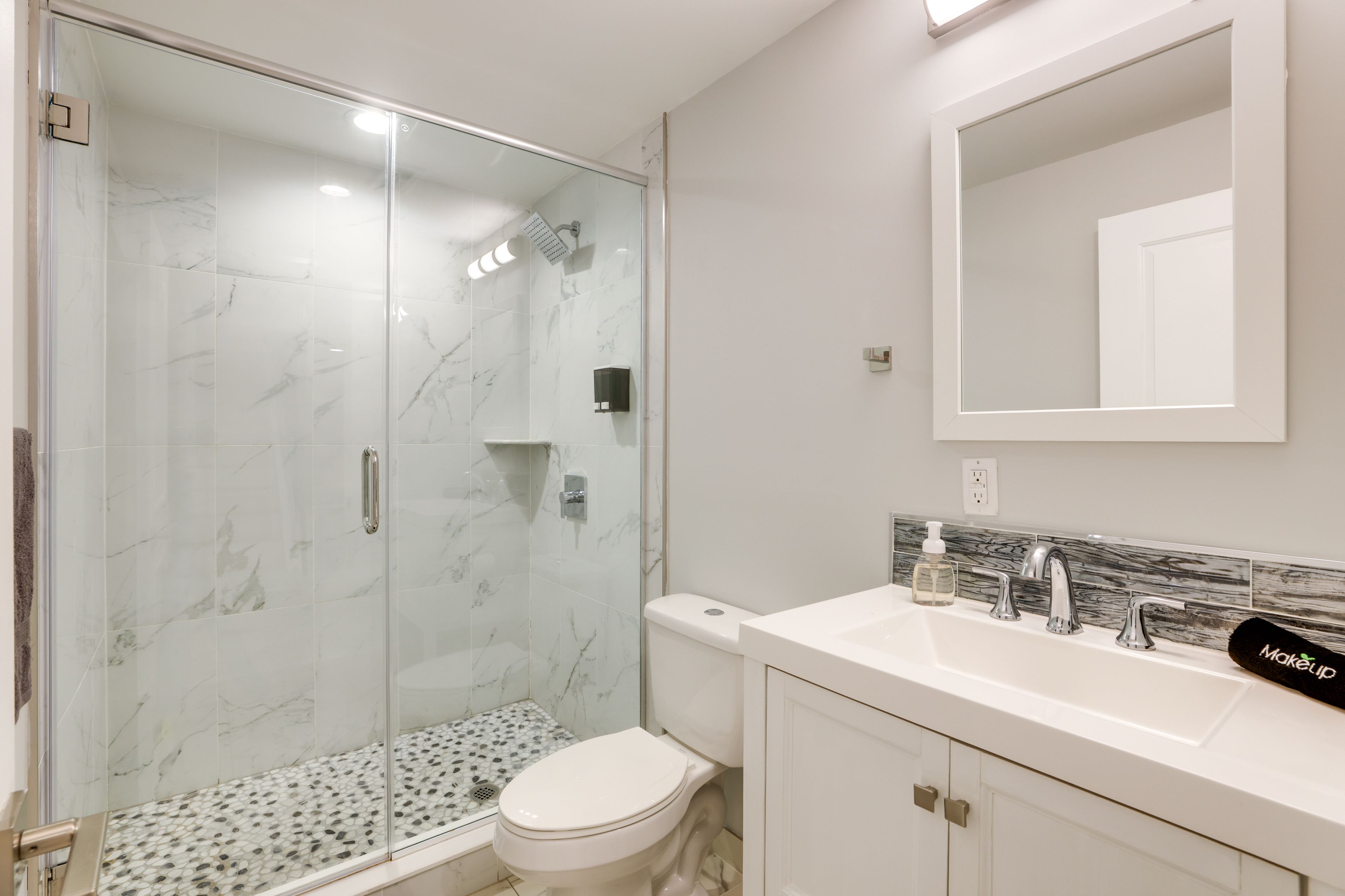 Full Bath | 2nd Floor