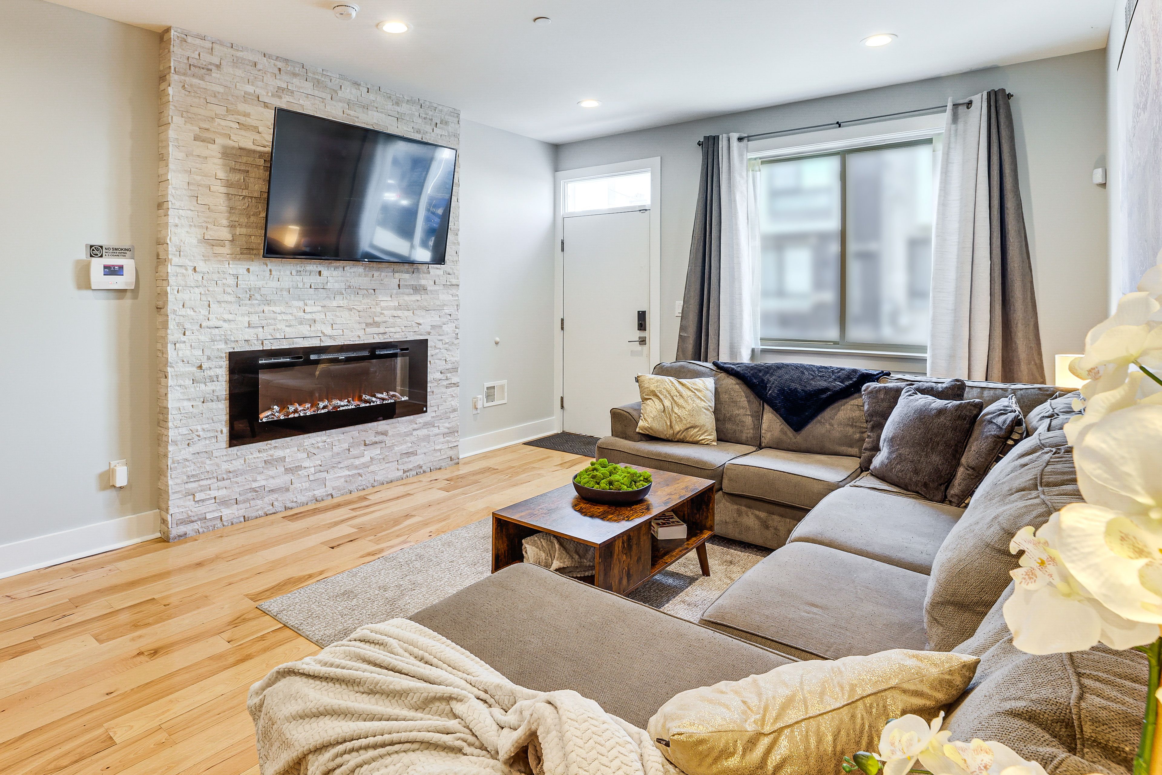 Living Room | Smart TV | Fireplace