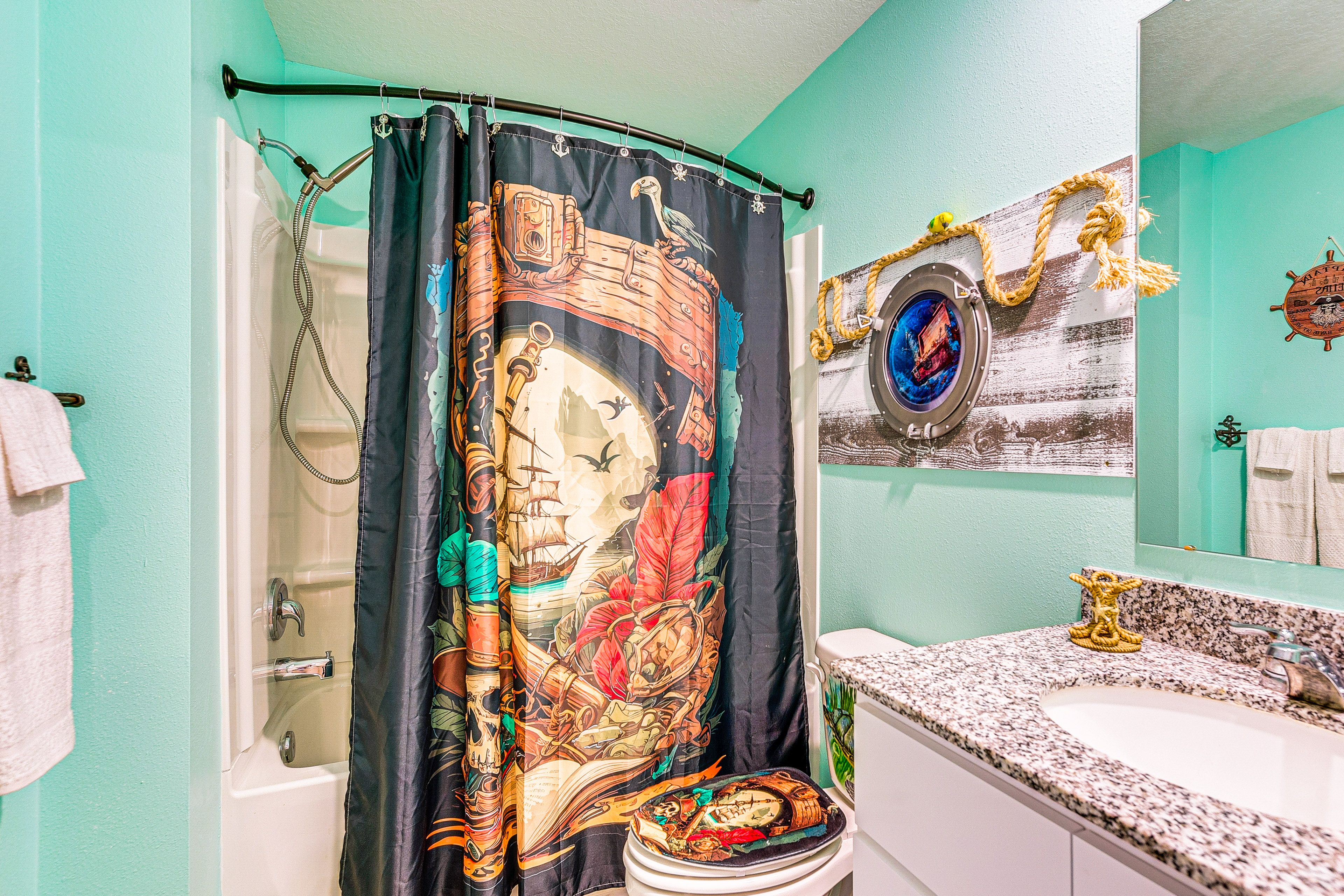 Full Bathroom | Towels Provided