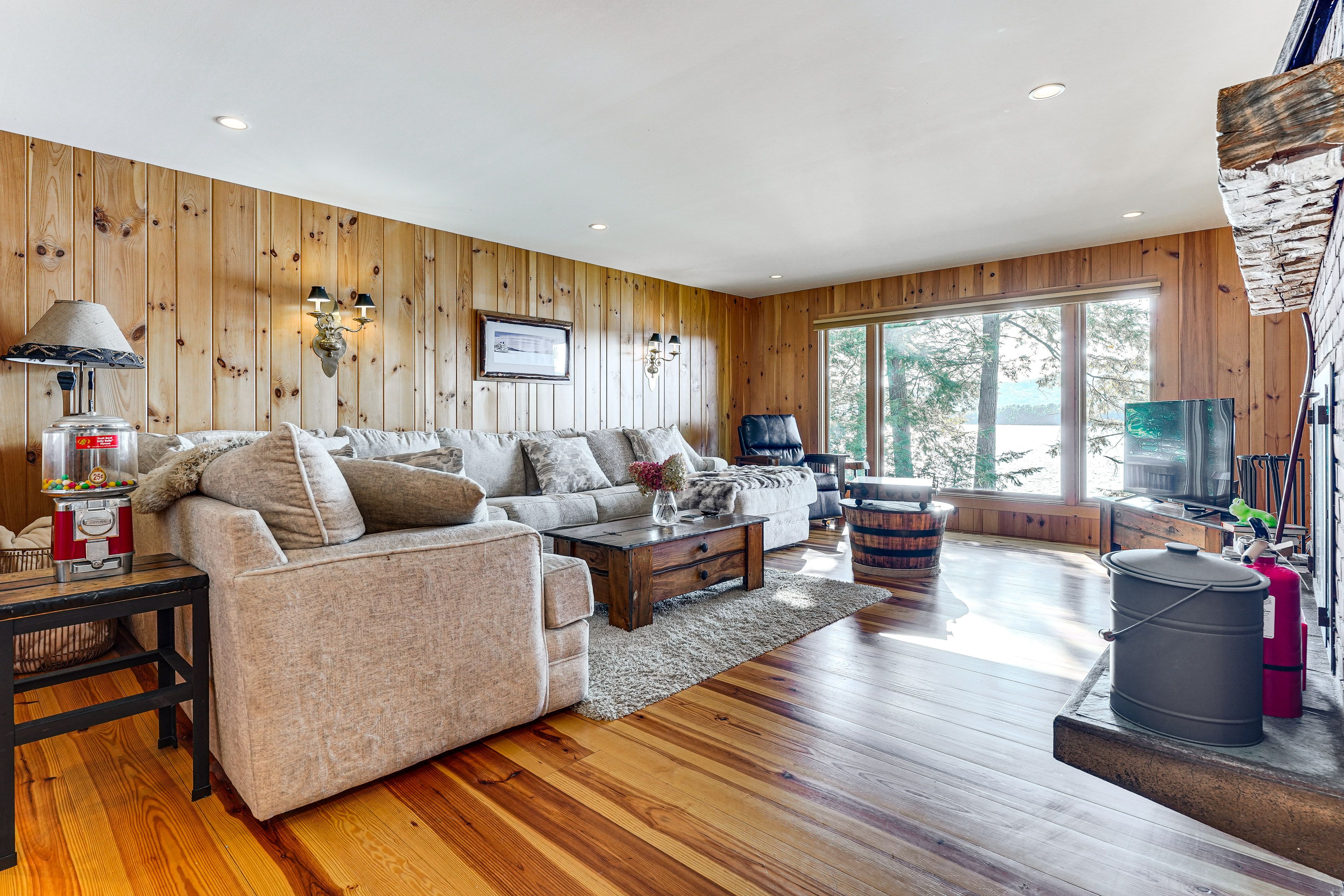 Living Room | Main Level | Smart TV | Free WiFi | Gas Fireplace