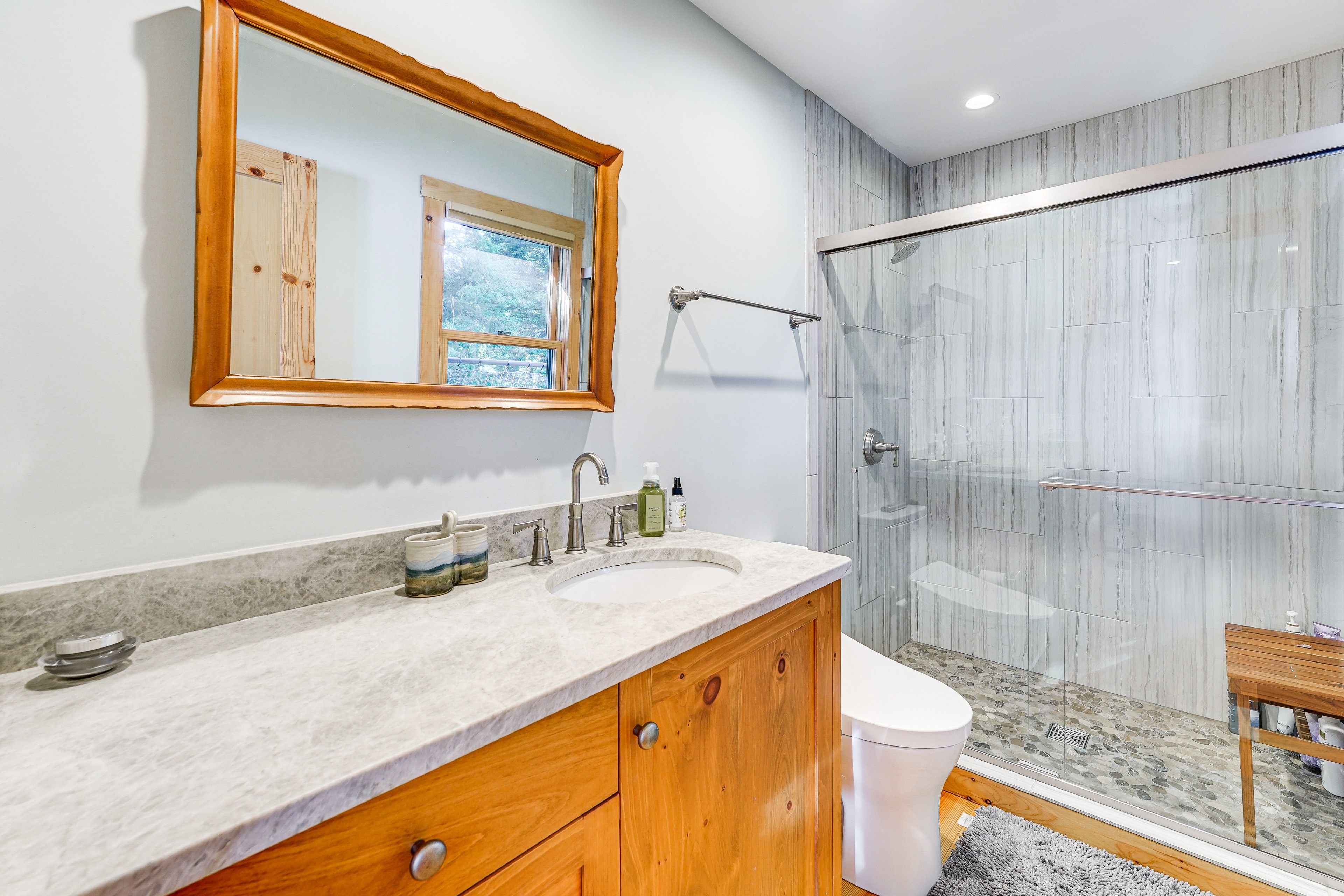 En-Suite Bathroom | Main Level | Complimentary Toiletries | Hair Dryer