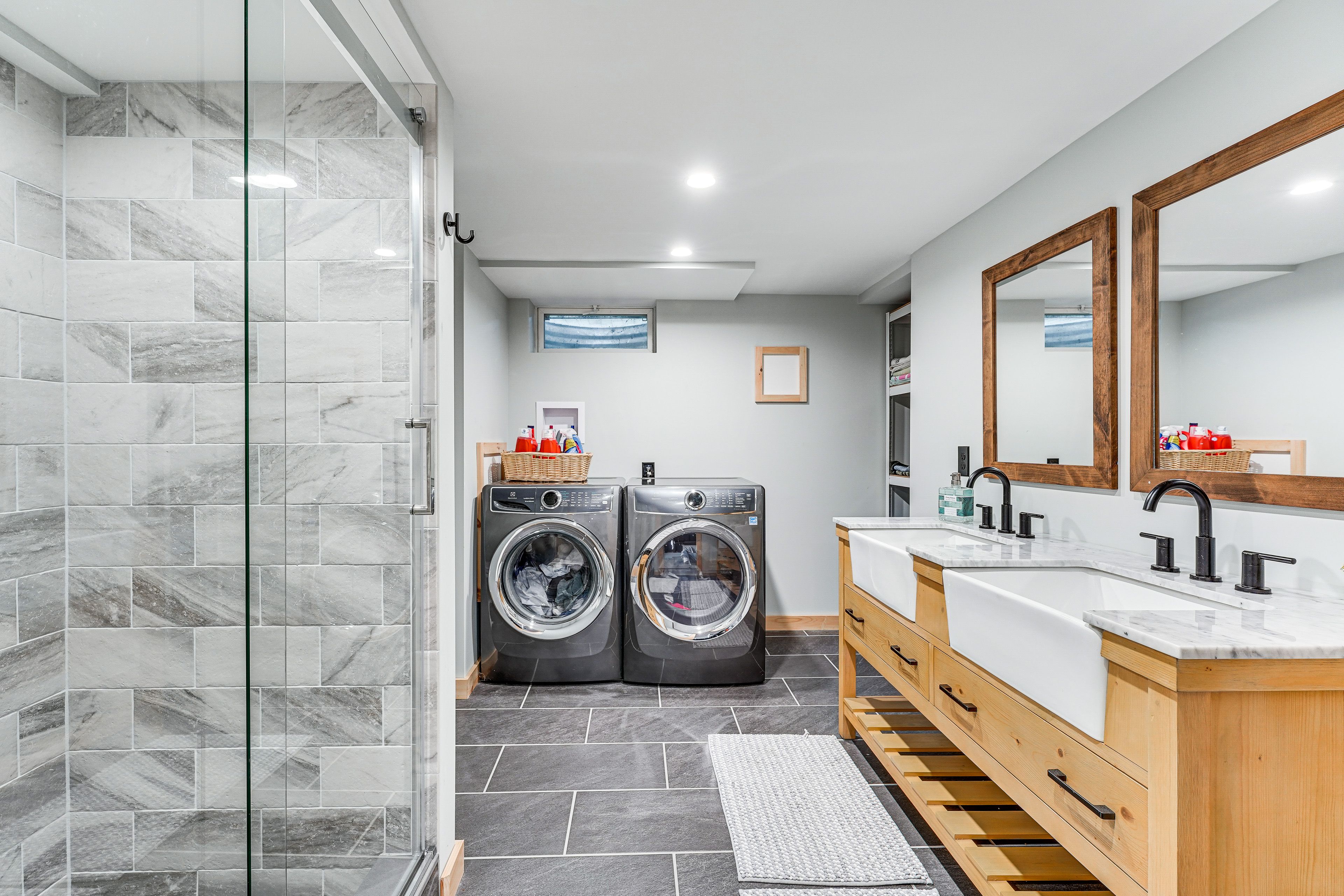 Full Bathroom | Lower Level | Washer & Dryer | Detergent Provided