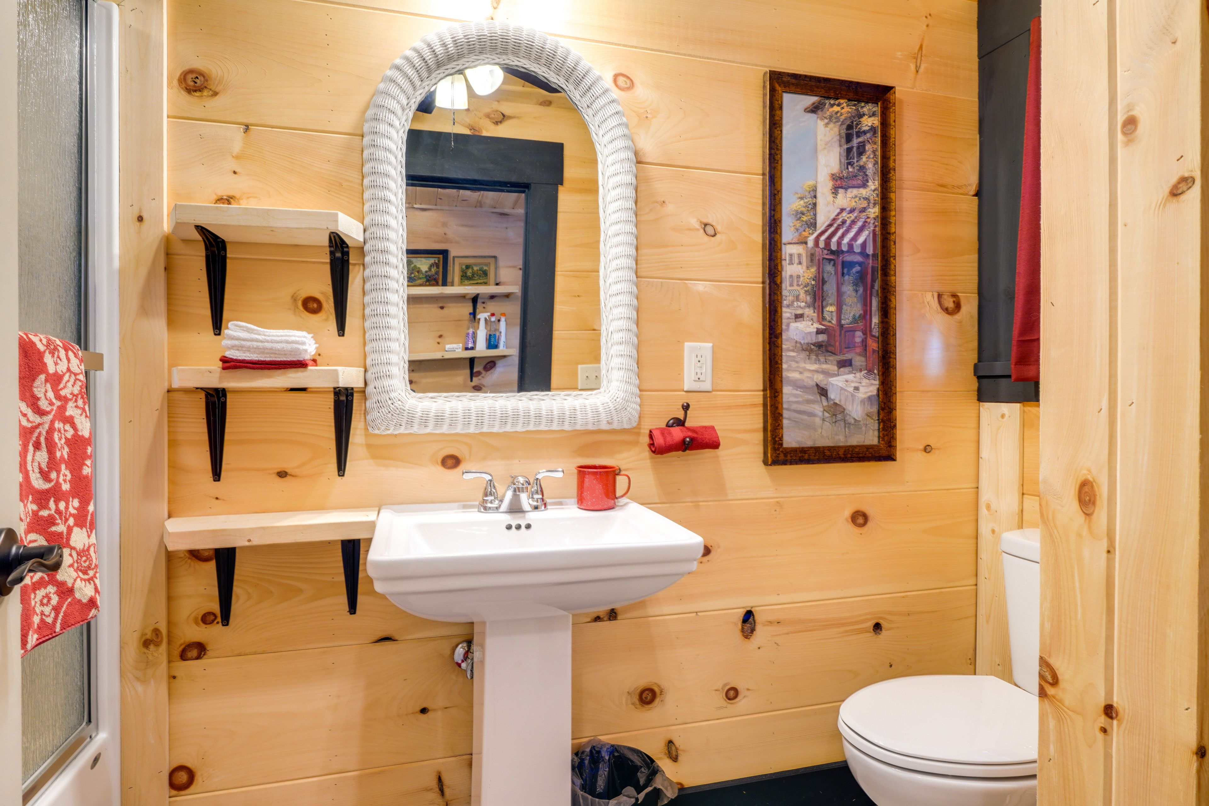 Full Bathroom | Towels Provided