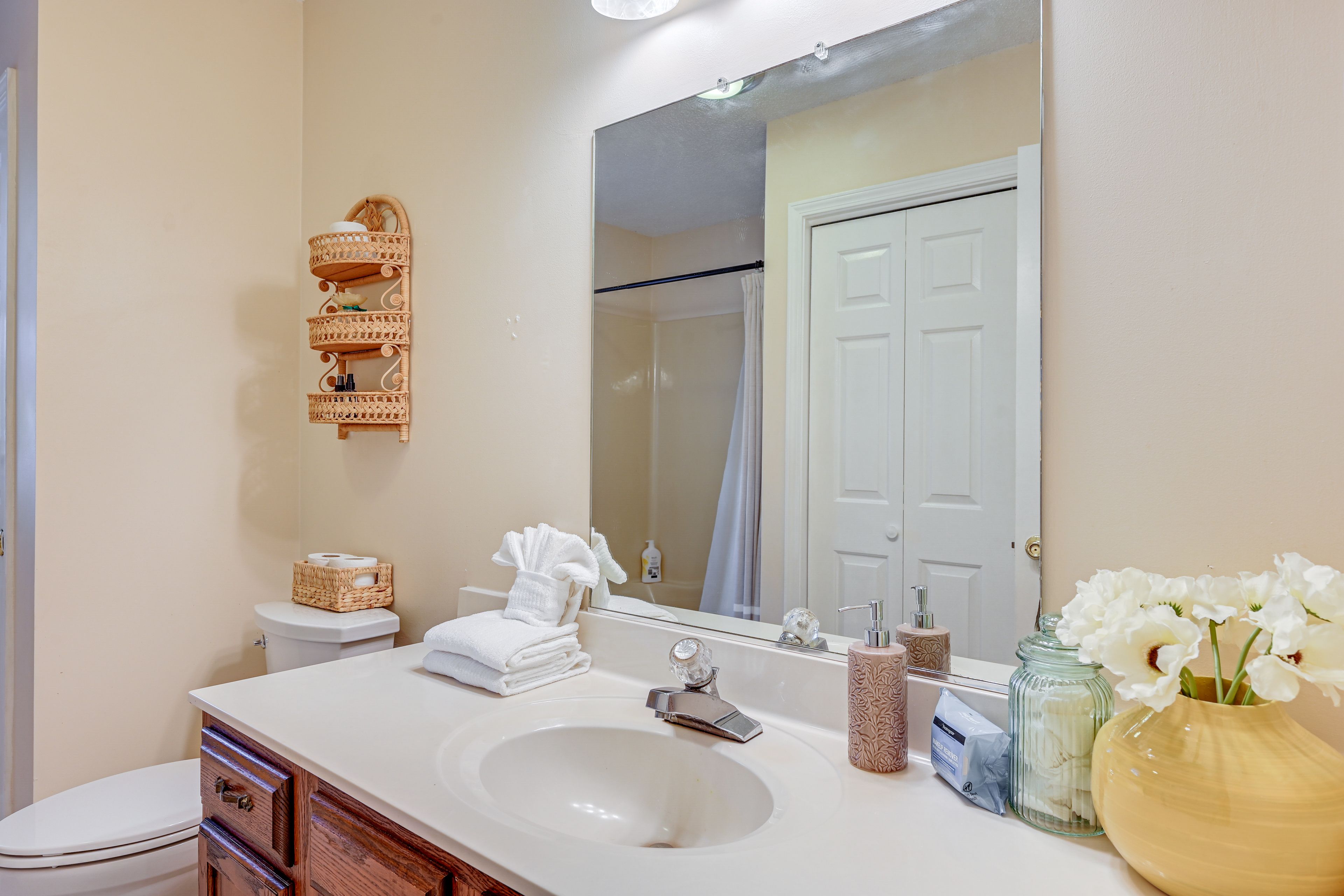 Full Bathroom | Main Floor | Towels Provided