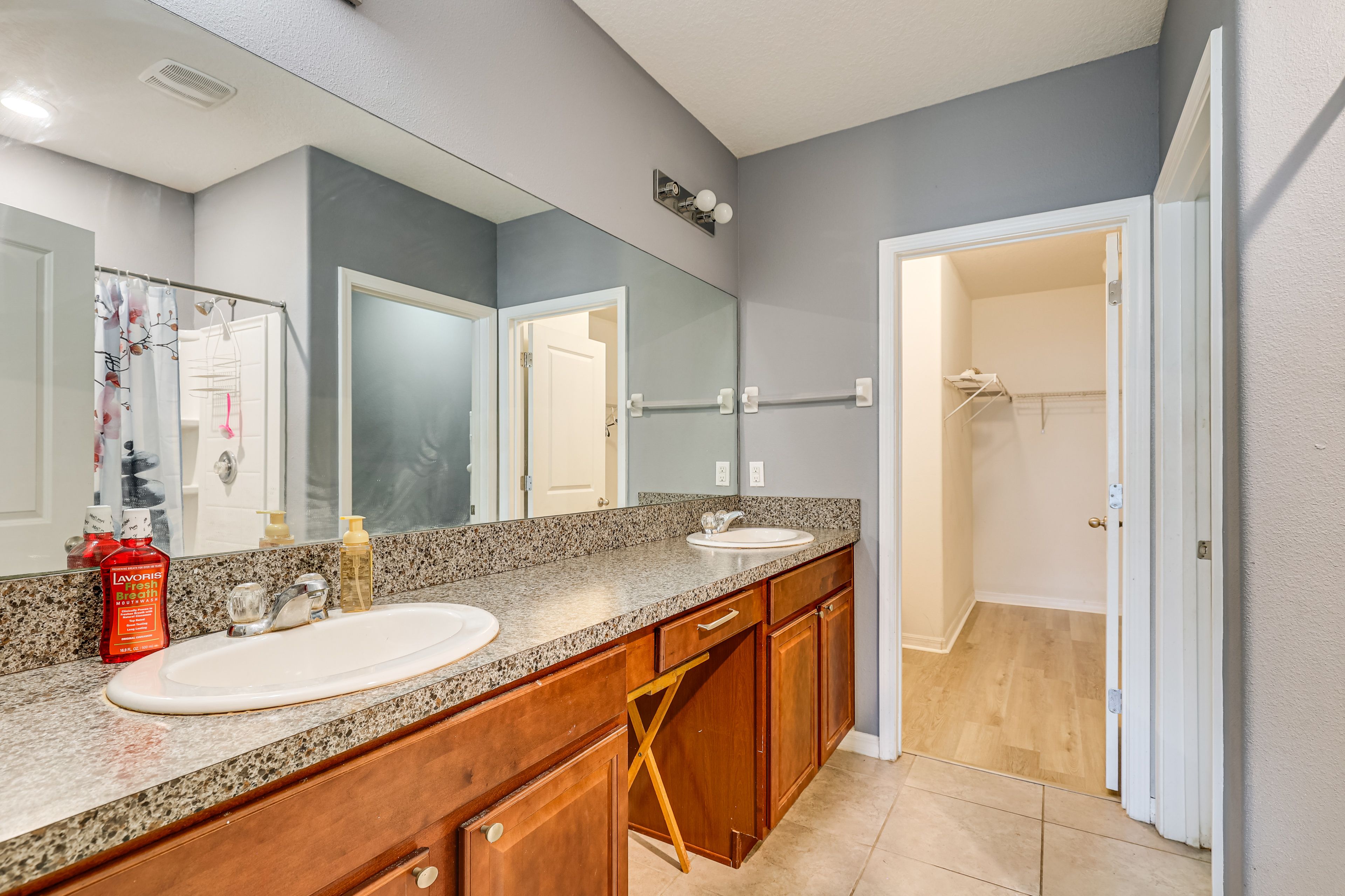 Full Bathroom | 1st Floor | Walk-In Closet