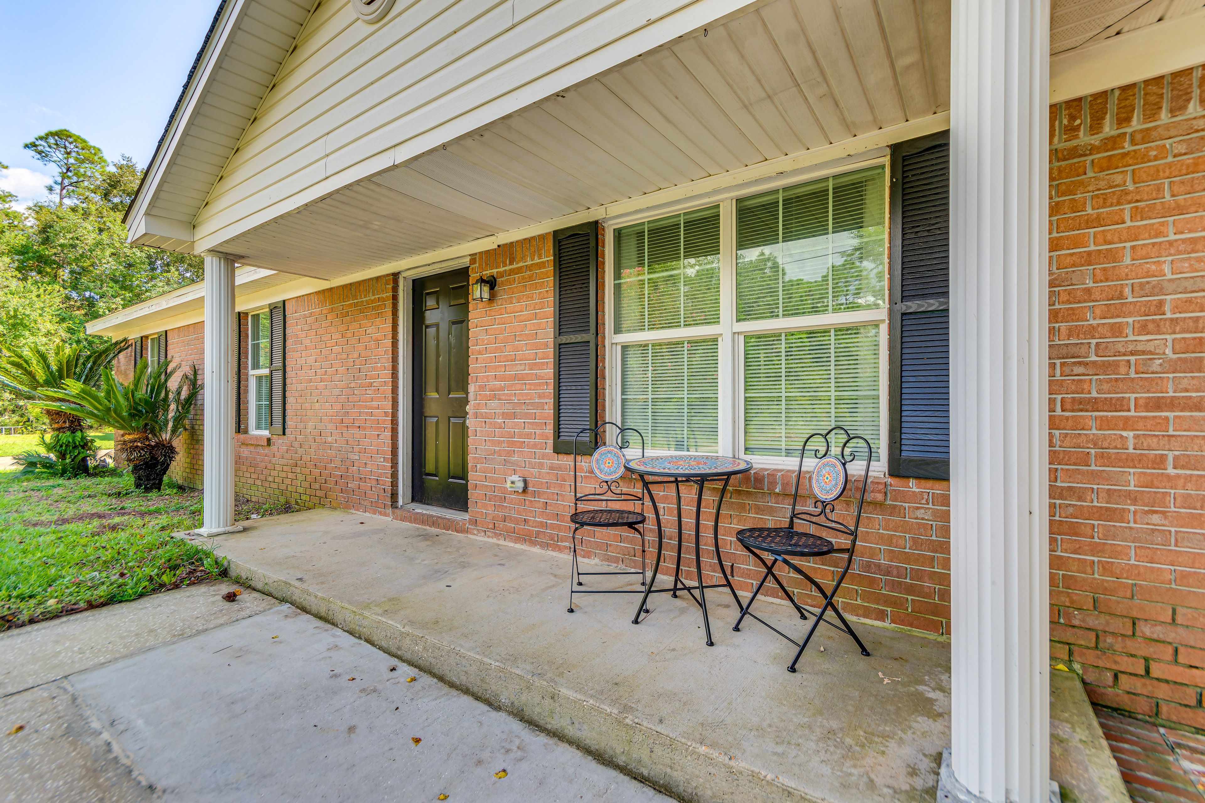 Front Porch | Outdoor Dining Area
