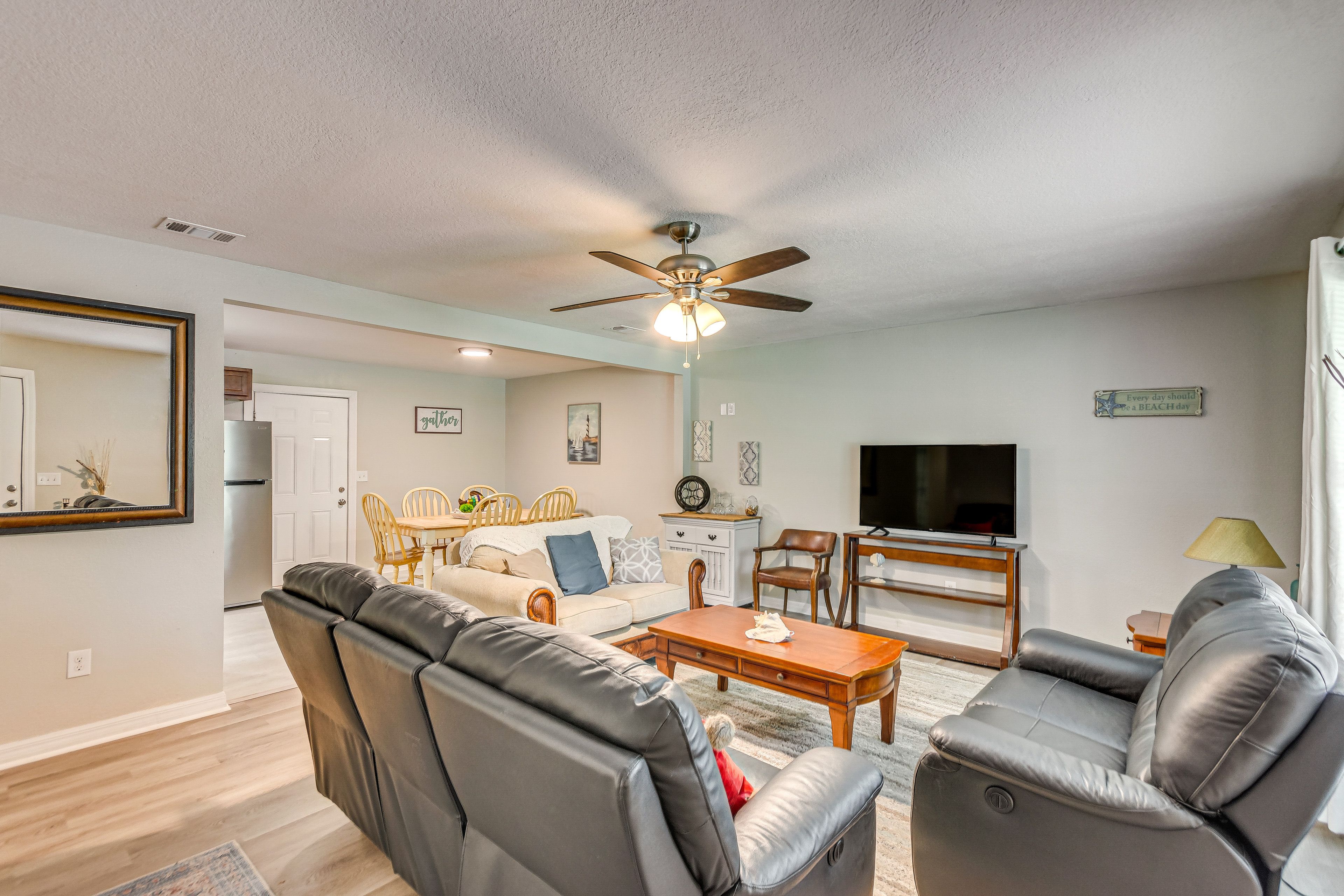 Living Room | Smart TV | Central Air Conditioning/Heat
