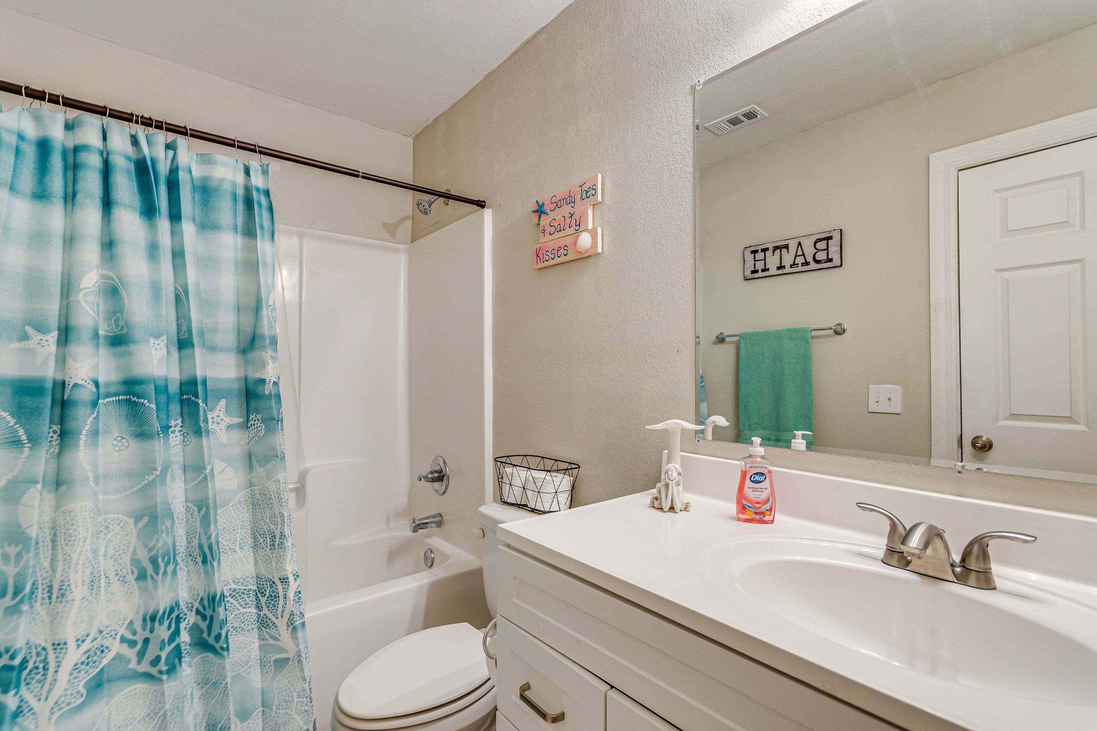 Full Bathroom | Towels Provided