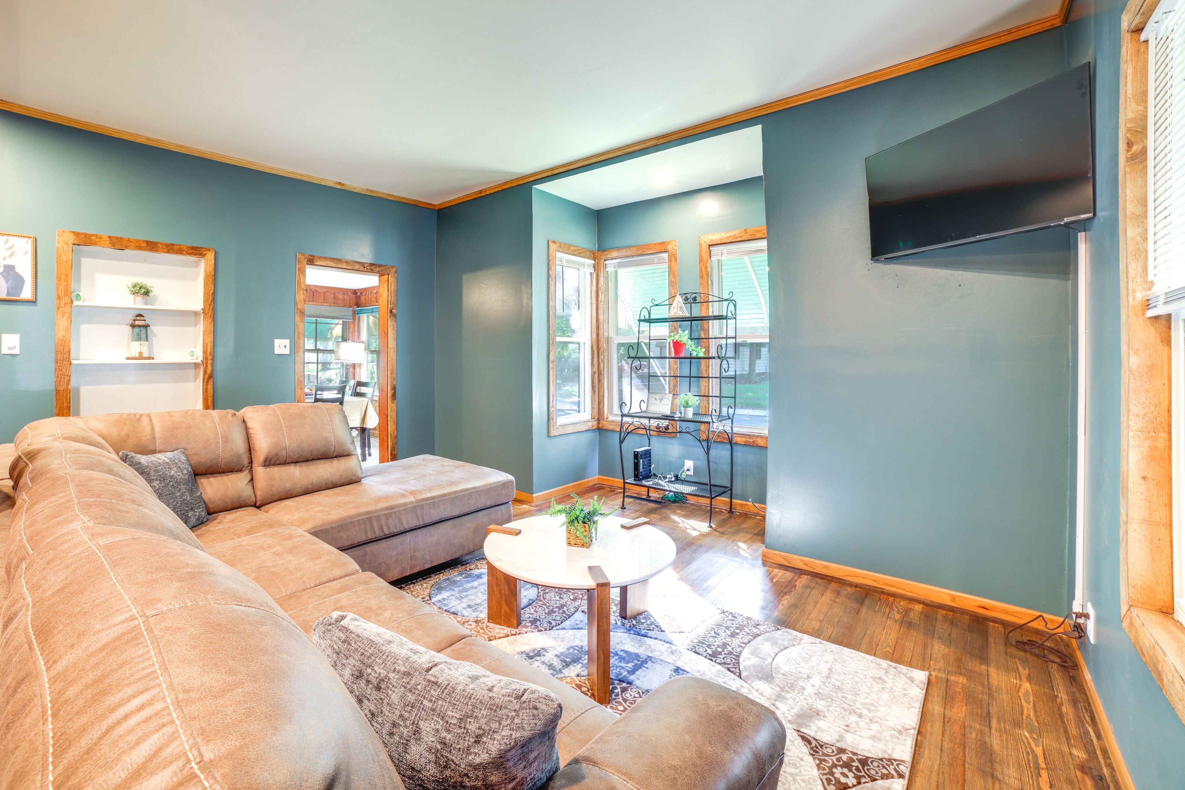 Living Room | Smart TV | Central A/C & Heating | Free WiFi