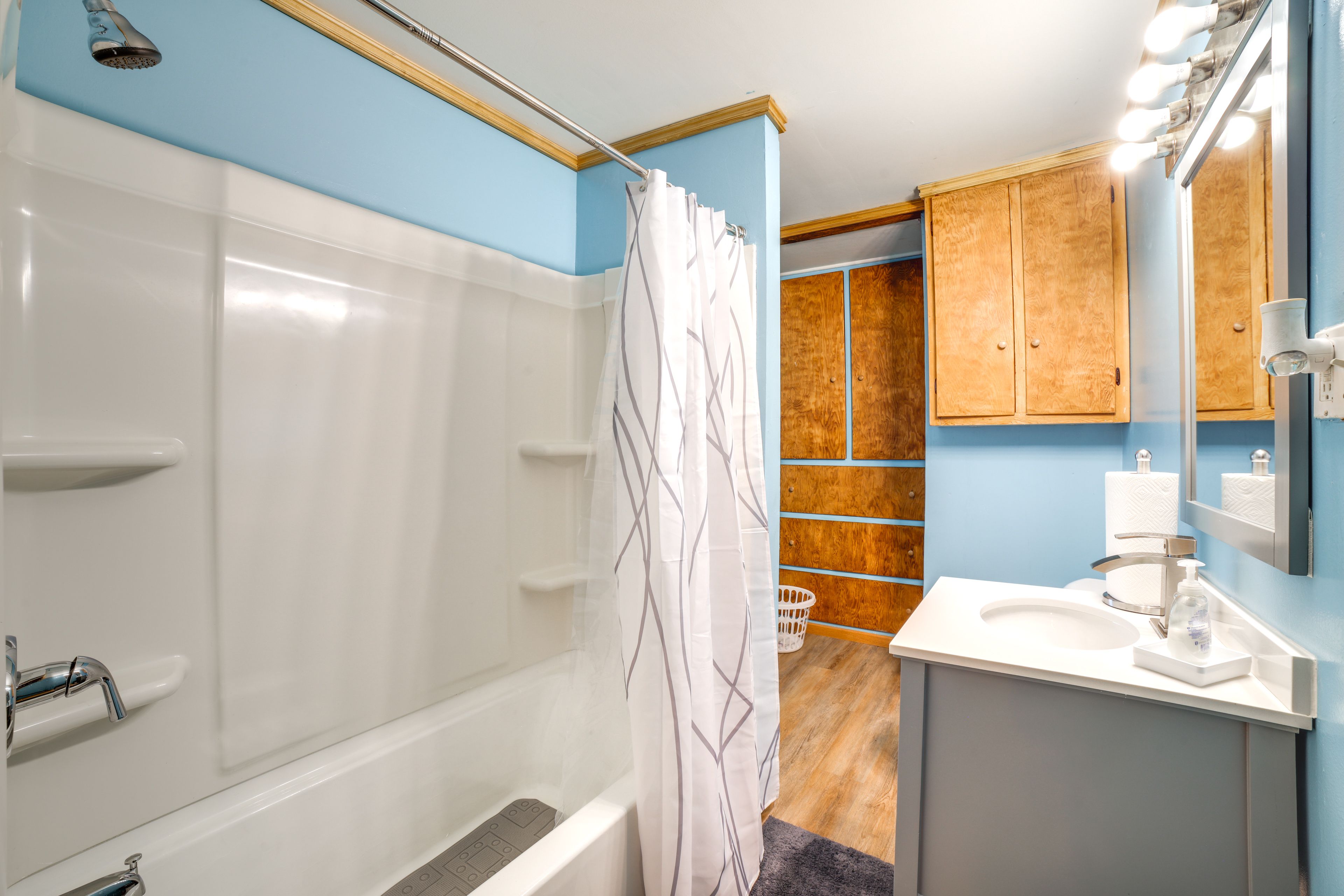 Full Bathroom | Towels Provided | Complimentary Toiletries