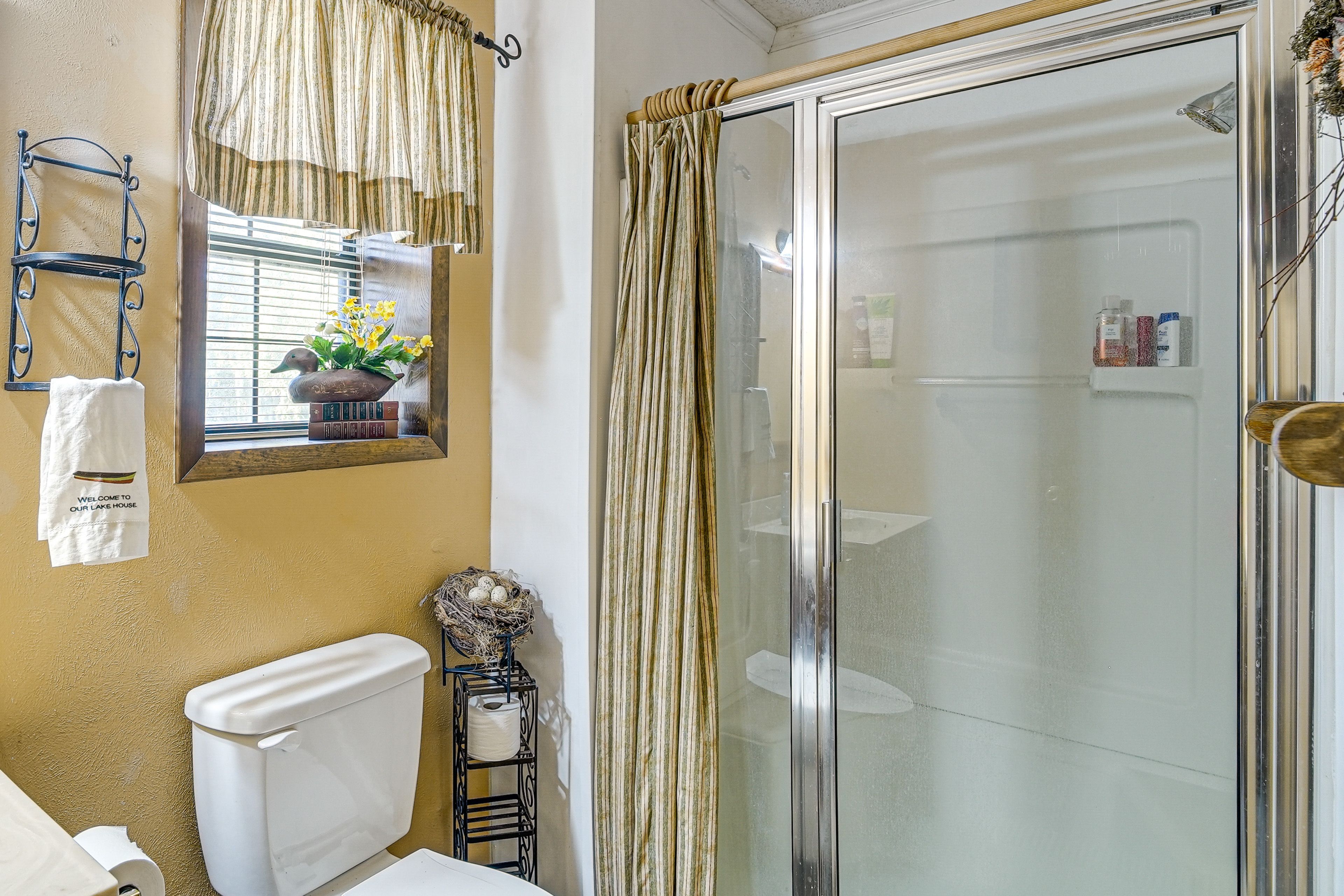 Full Bathroom | Towels Provided
