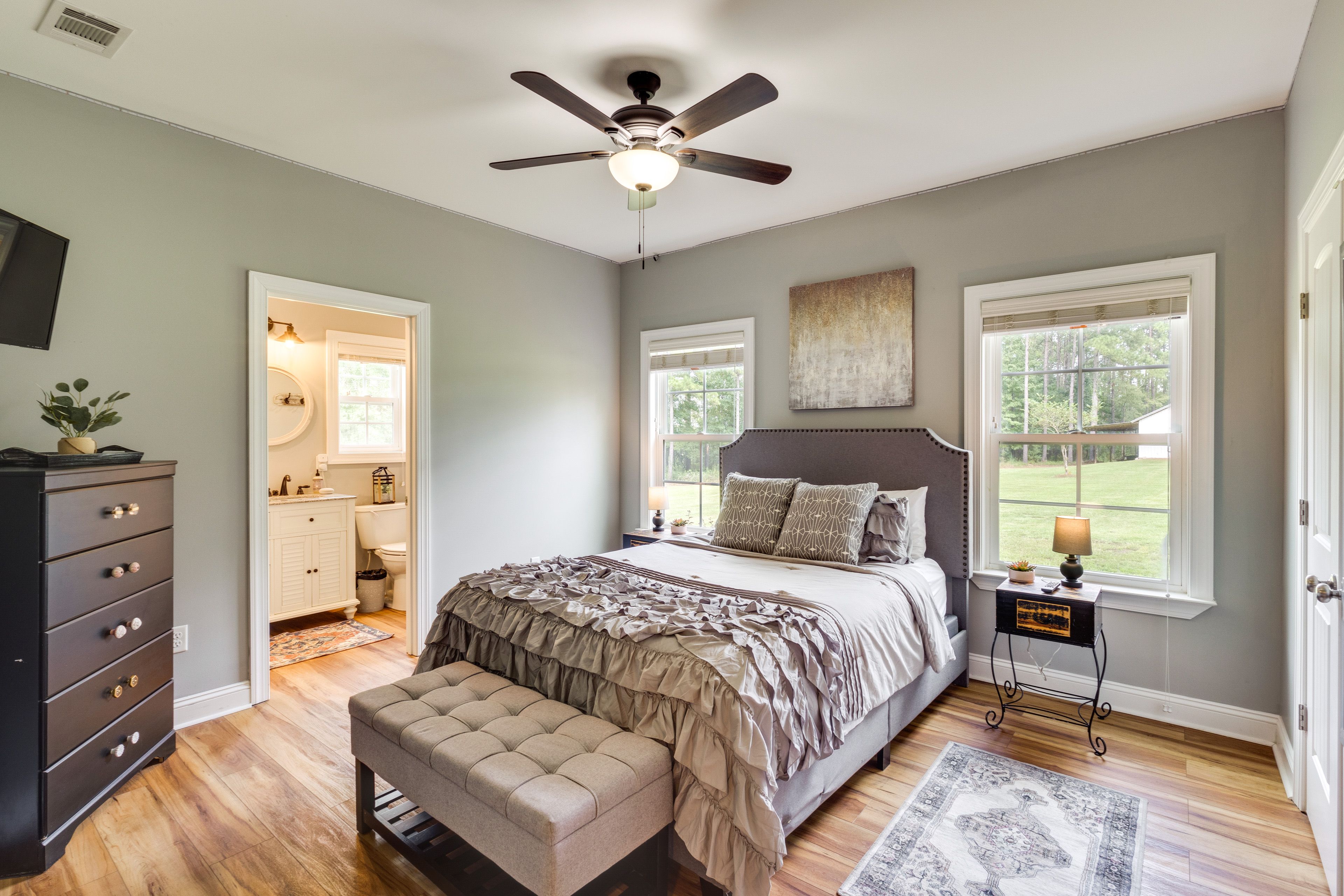Bedroom 5 | Queen Bed | Jack-and-Jill Bathroom