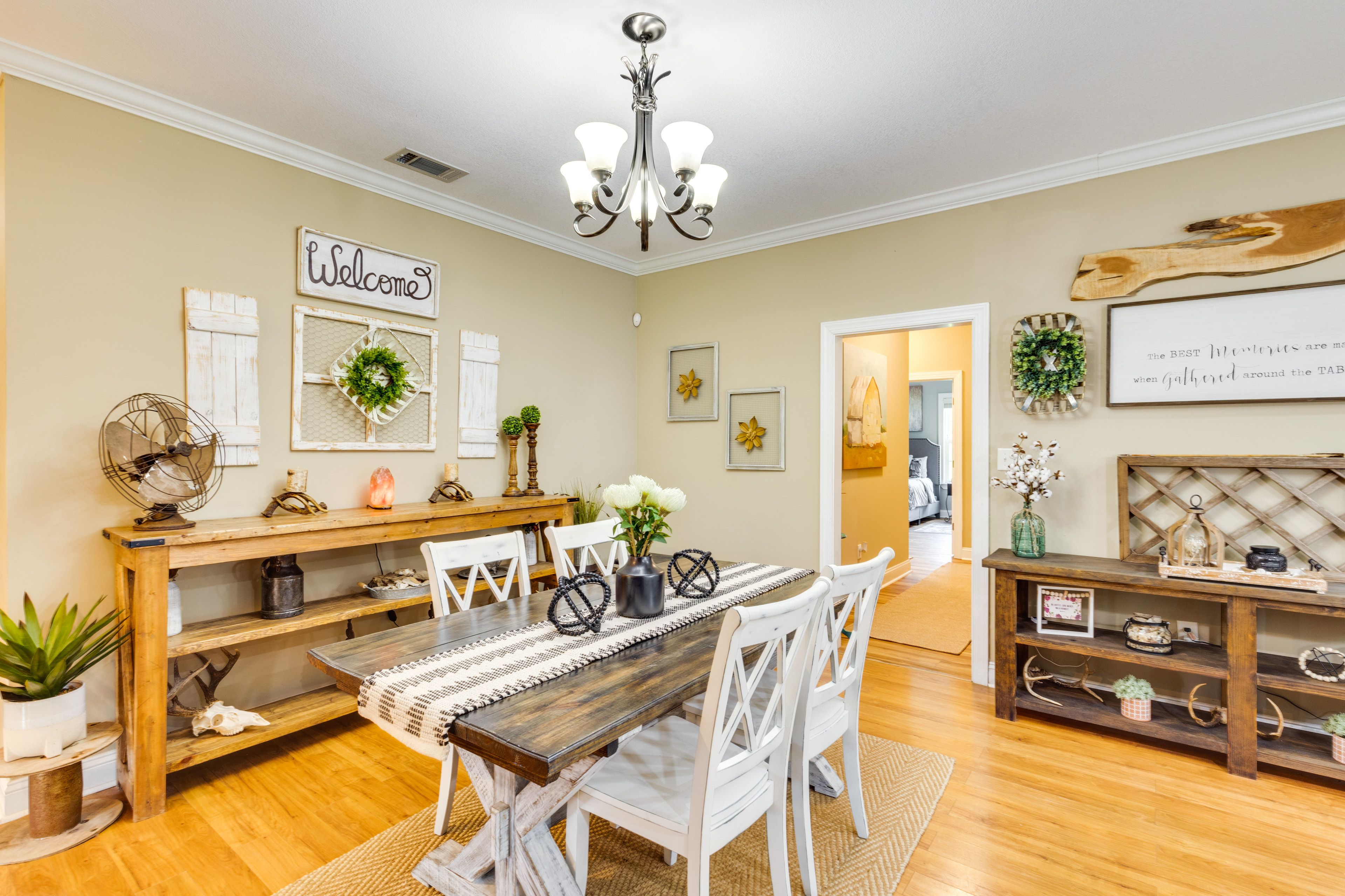 Dining Area | Dishes & Flatware Provided | Free WiFi