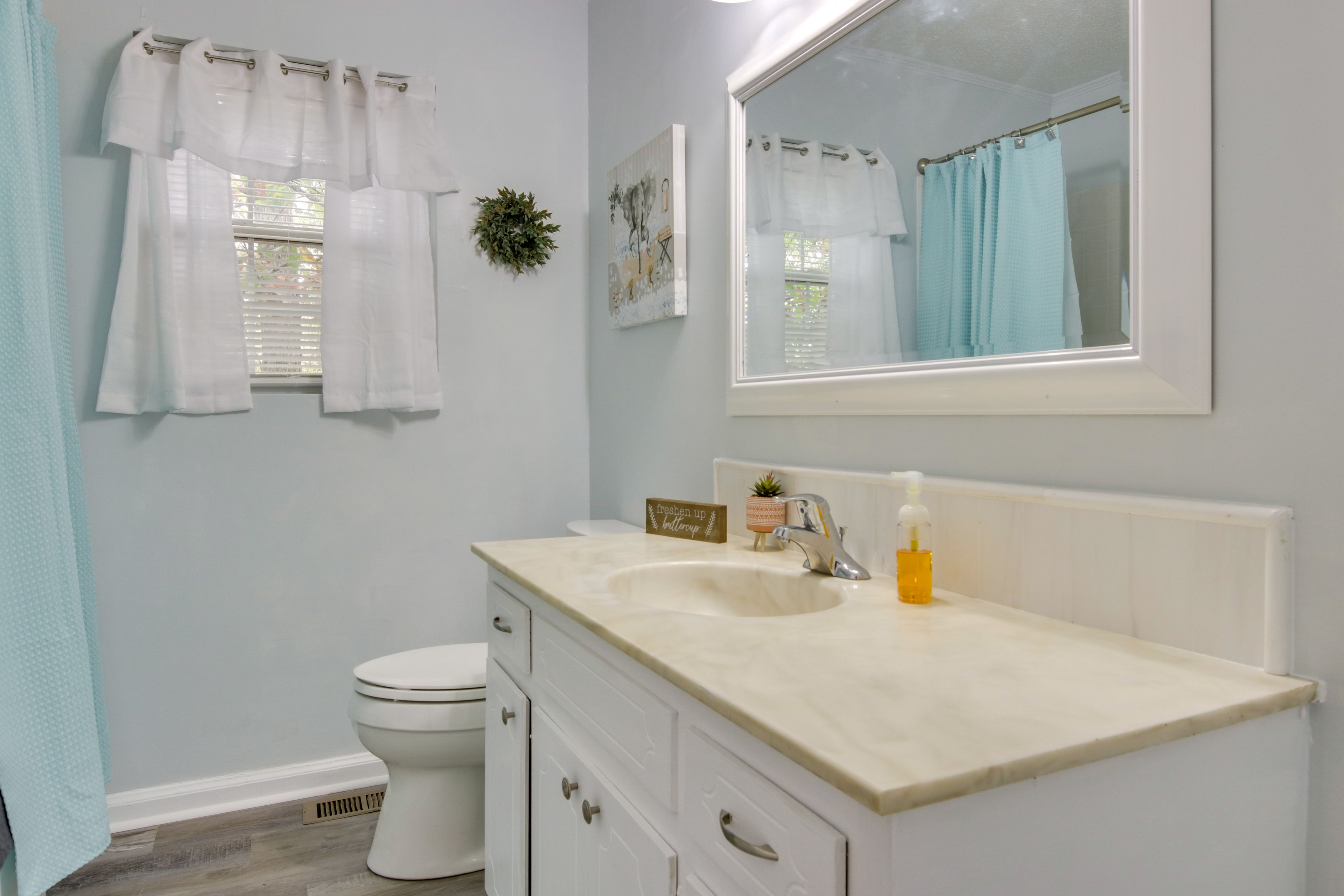 Full Bathroom | Towels Provided