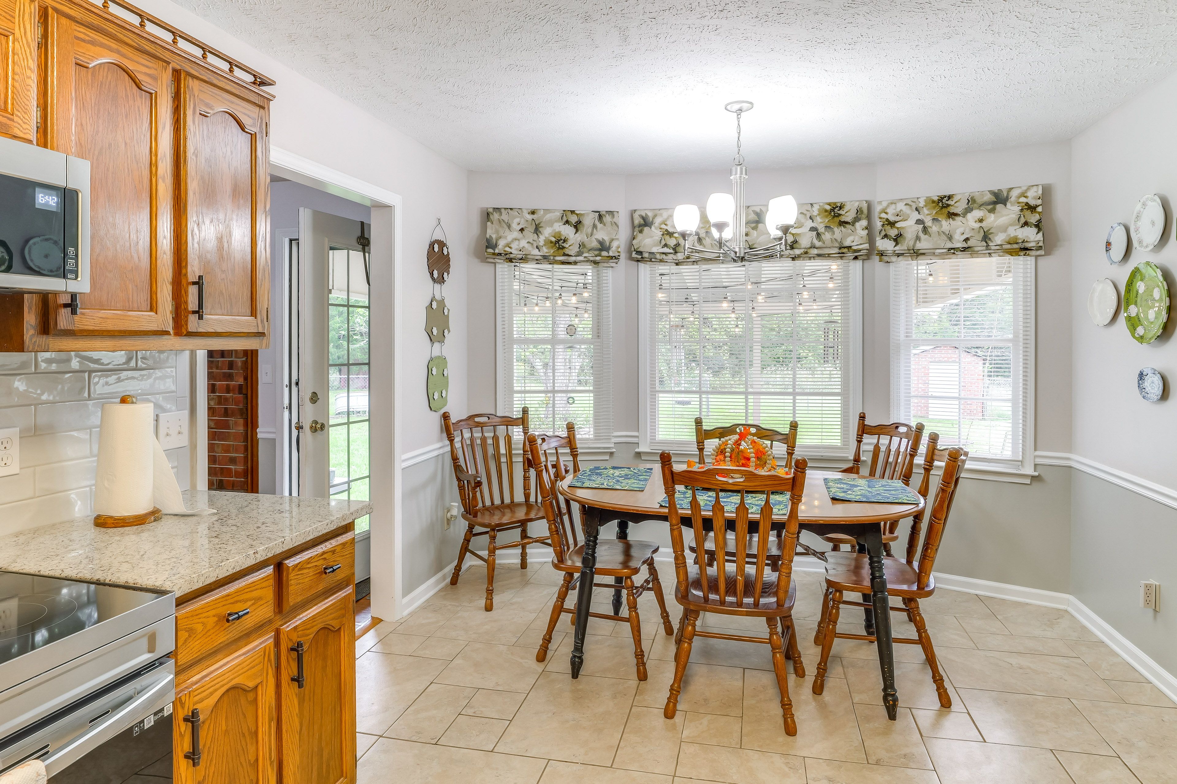 Dining Area | Dining Table | Dishware/Flatware