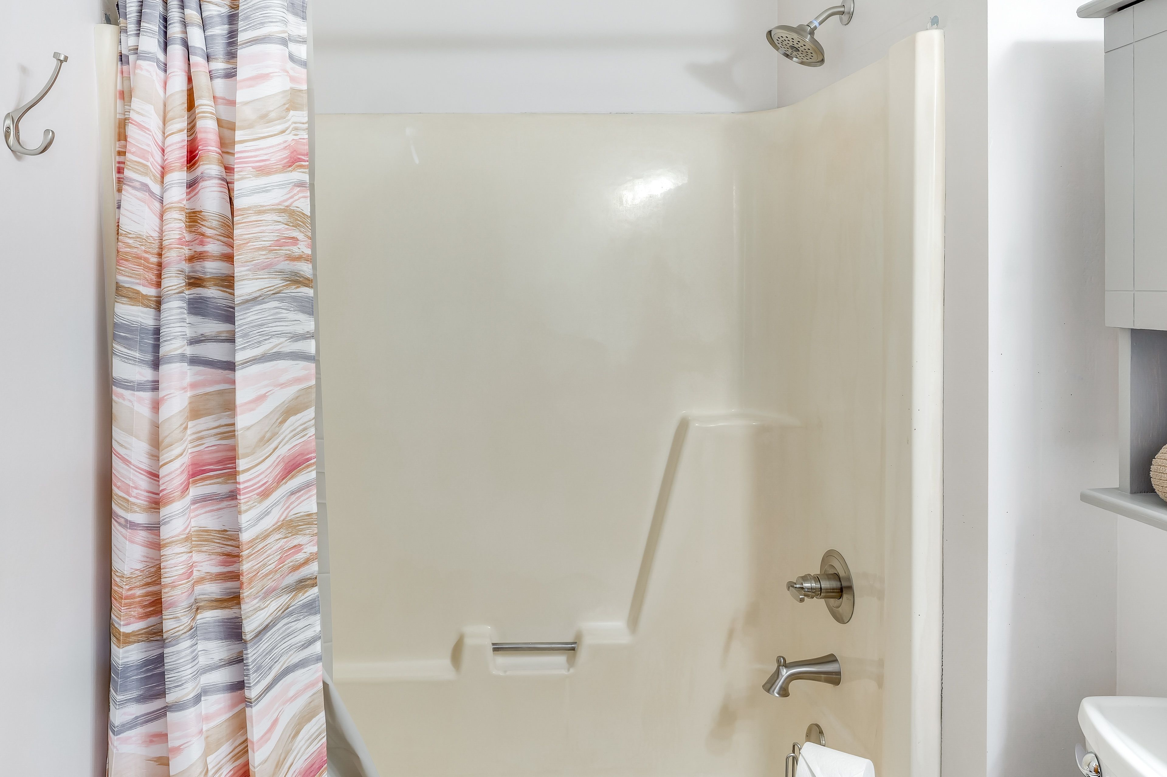 Full Bathroom | Towels Provided | Complimentary Toiletries