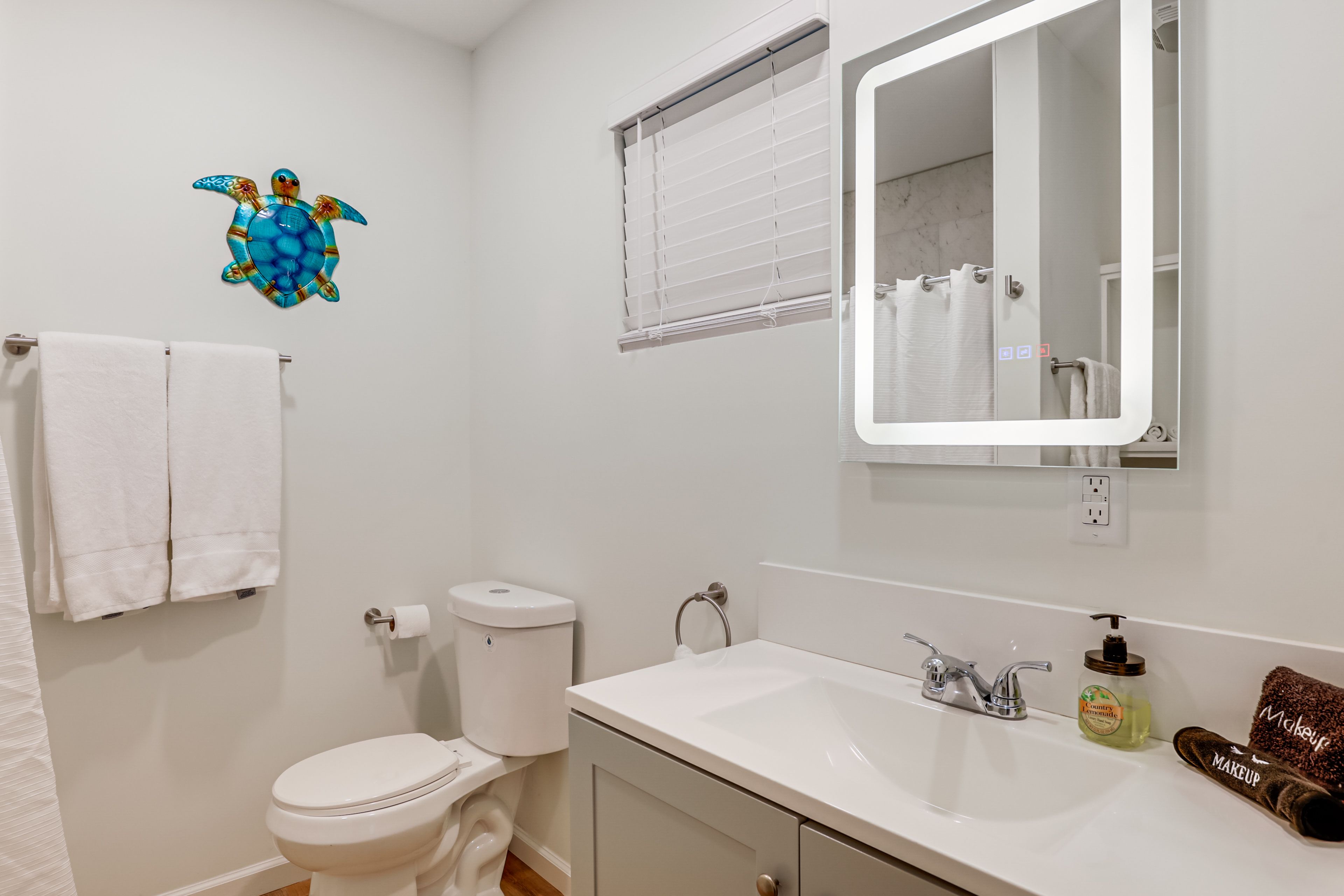 Full Bathroom | Towels Provided