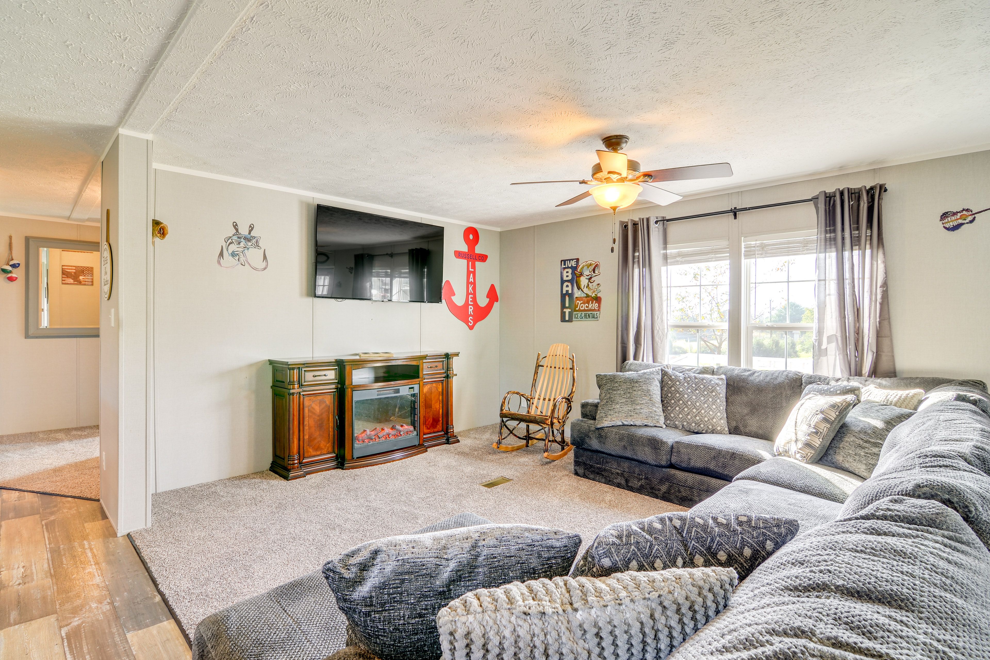 Living Room | Free WiFi | Central Heating & A/C | Smart TV