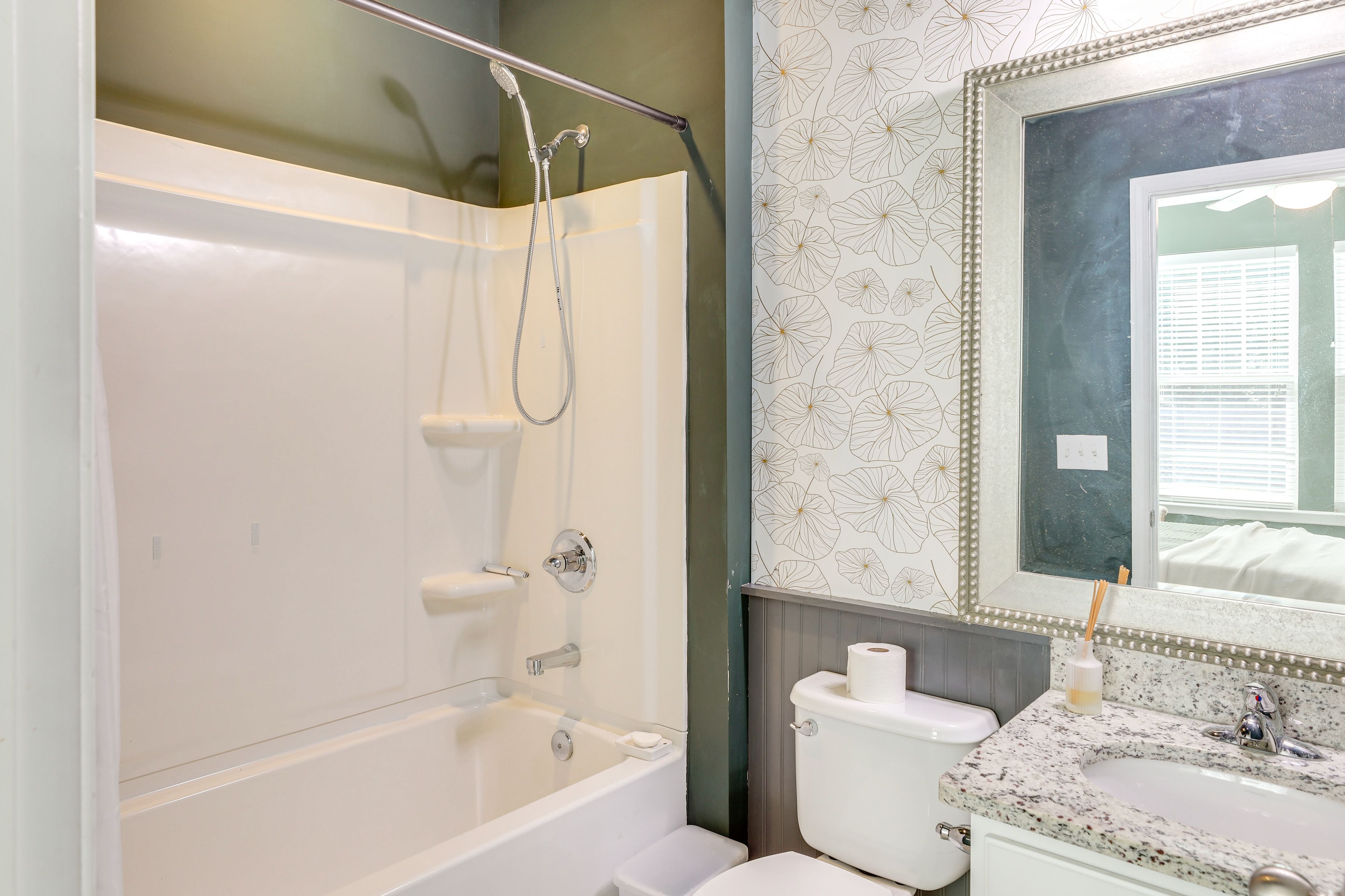 Full Bathroom | 1st Floor | Towels Provided