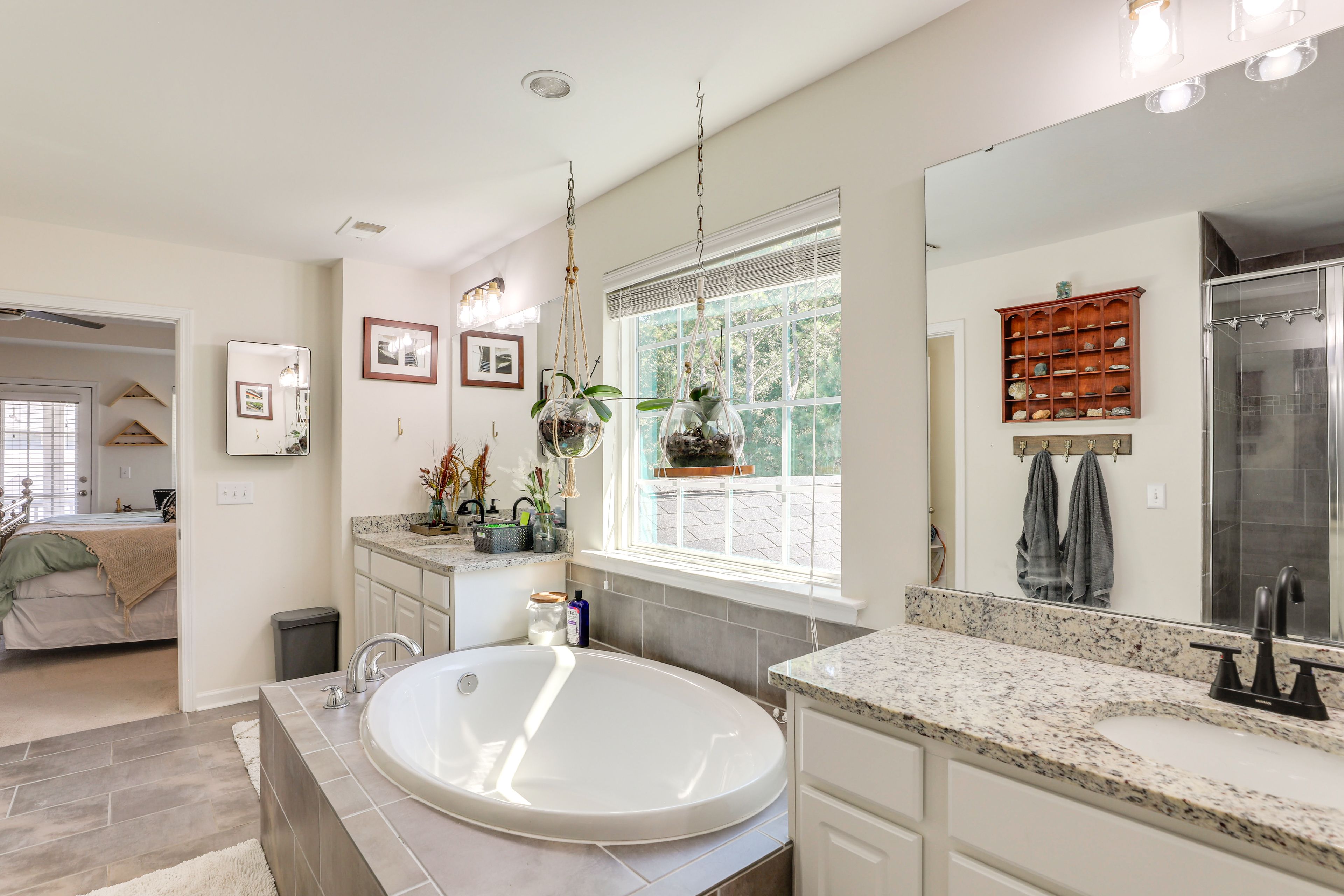 Full Bathroom | 2nd Floor | Walk-In Closet