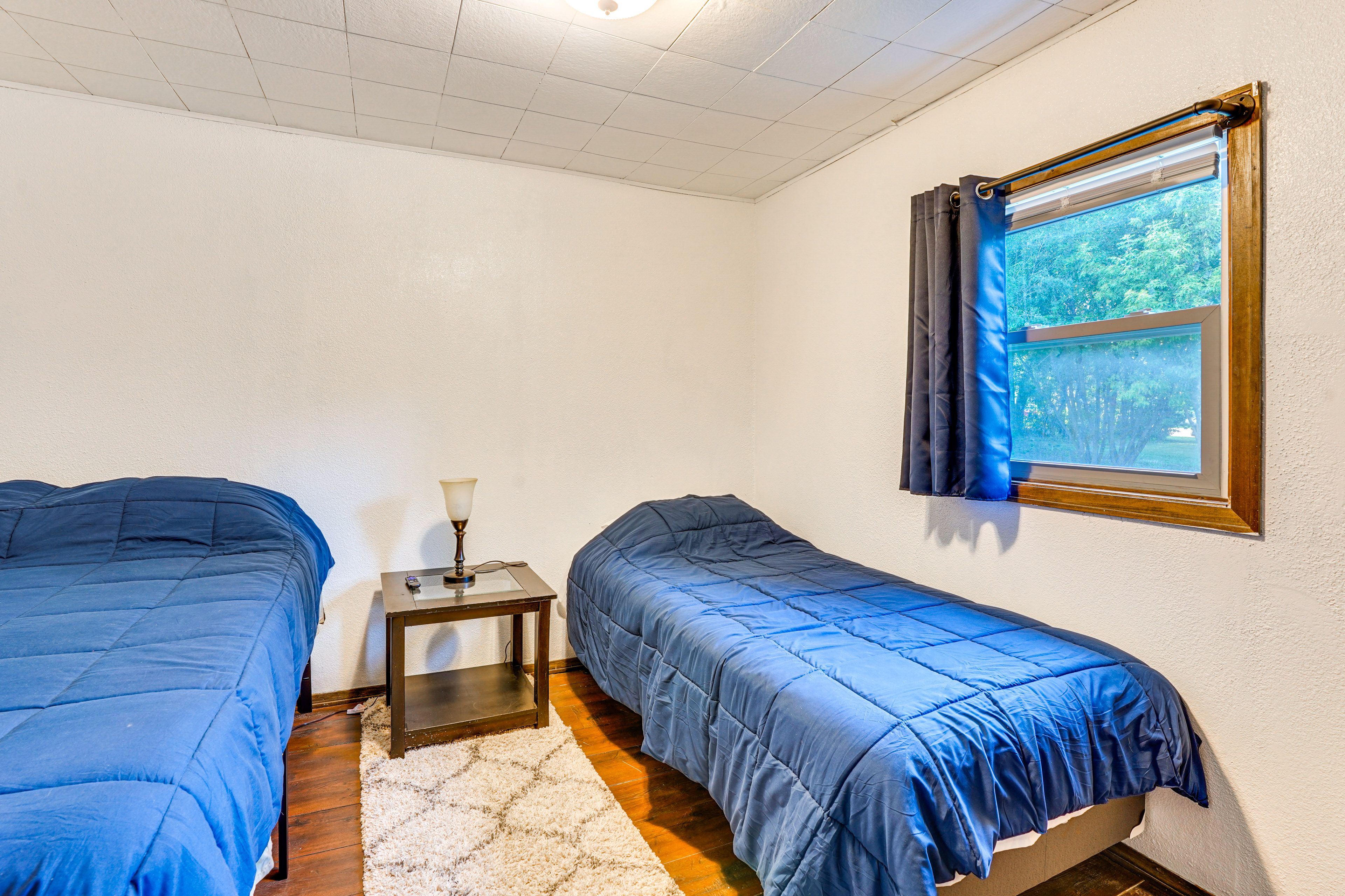 Bedroom | Queen Bed | Twin Bed | Linens Provided