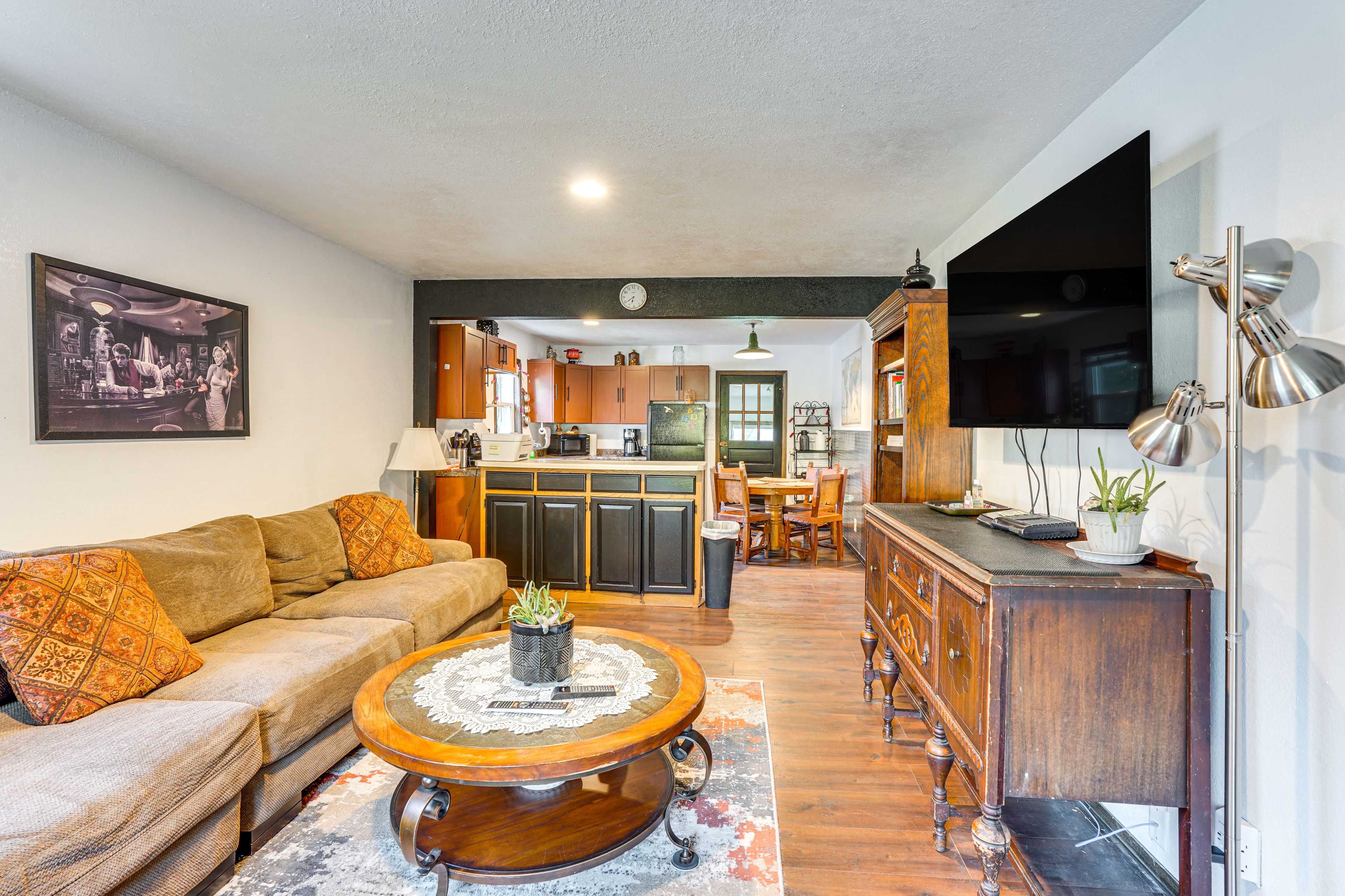 Living Room | Smart TV | Board Games | Books