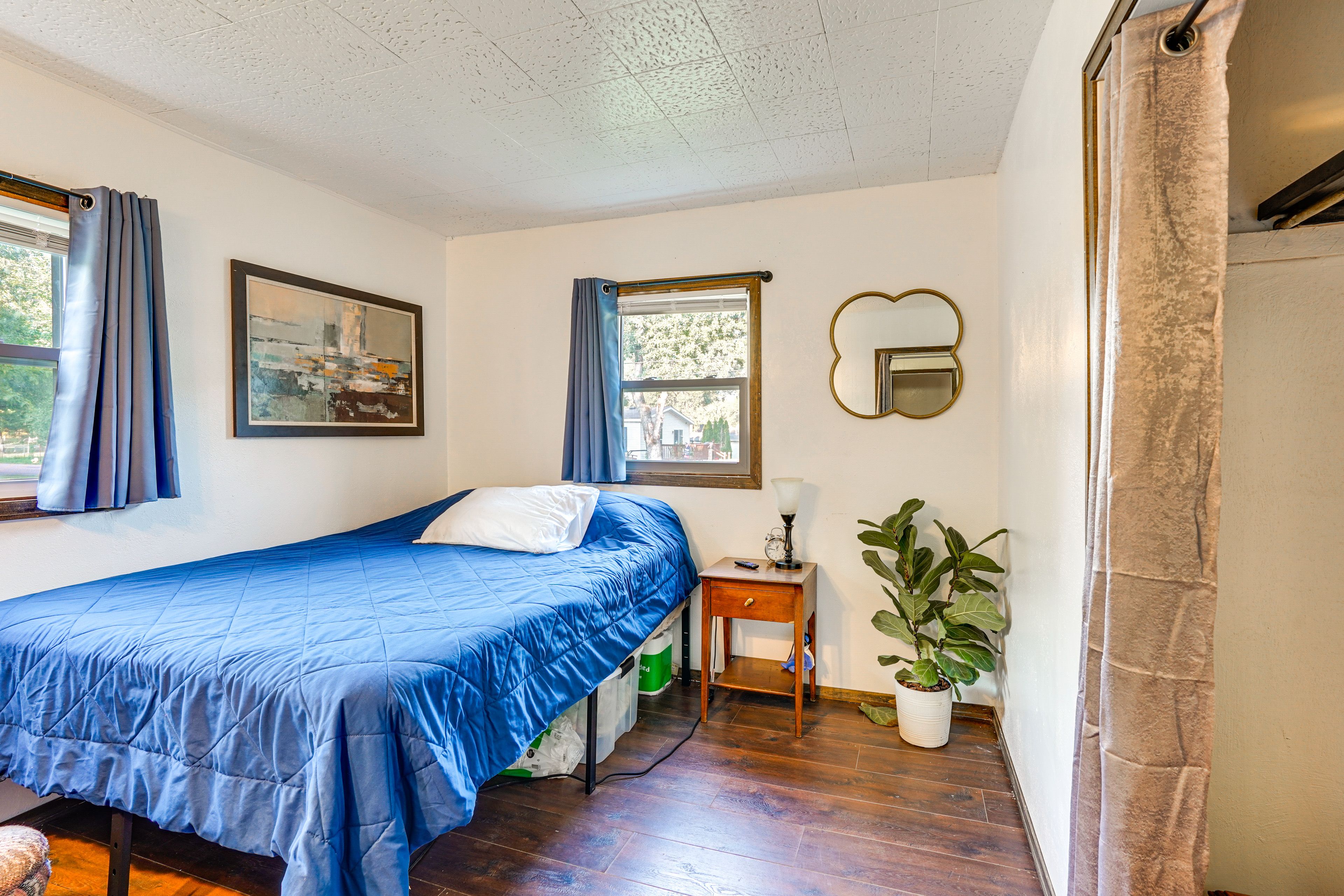 Bonus Room | Queen Bed | Hangers