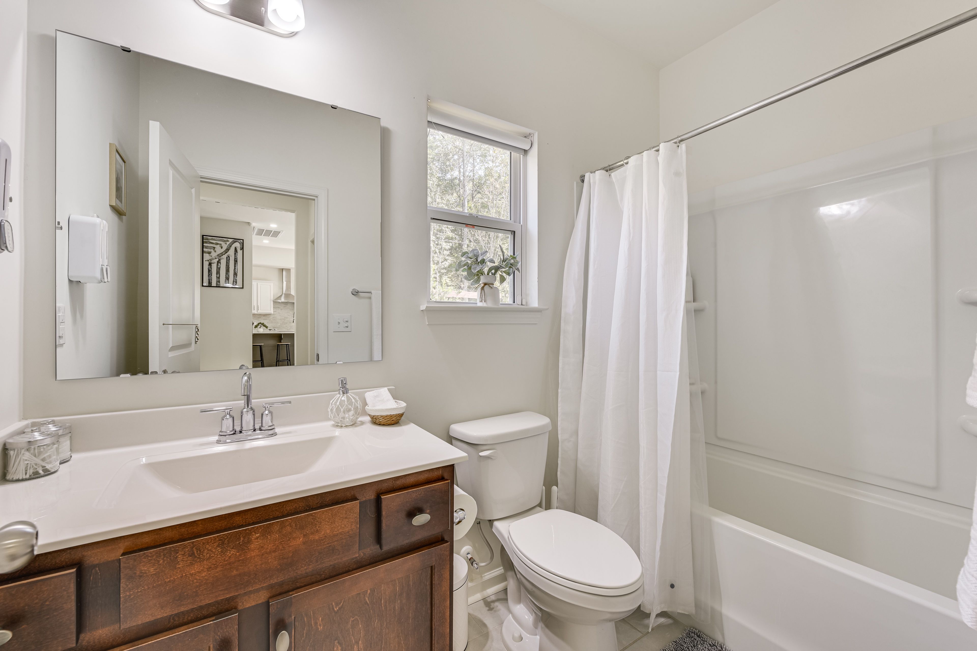 Full Bathroom | 1st Floor | Towels Provided